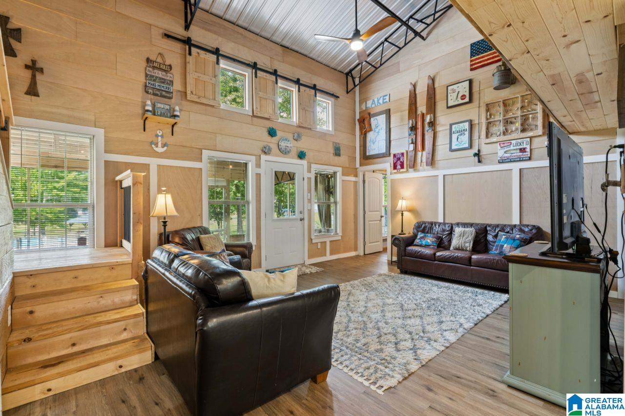180 W LAKE HILL DRIVE