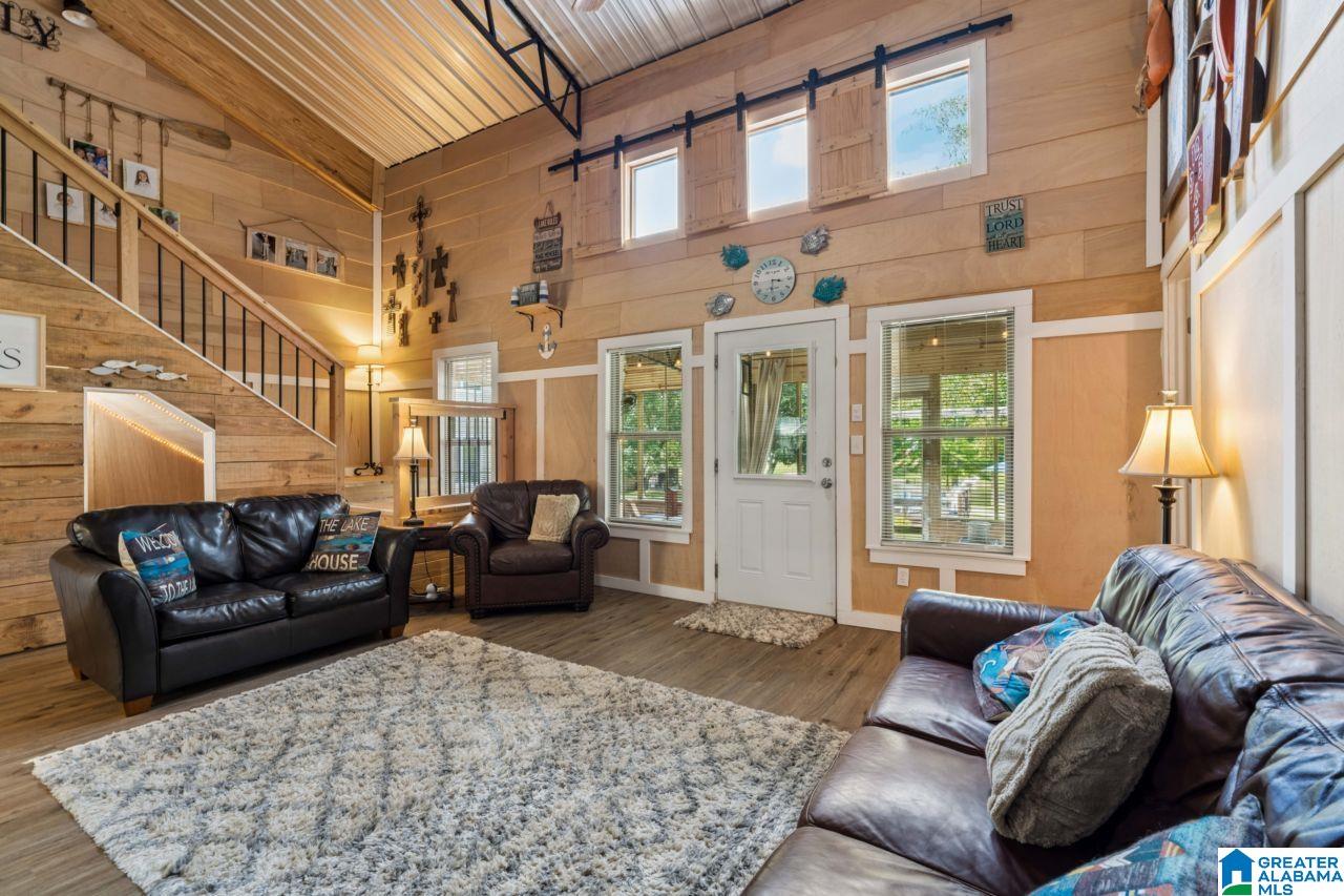 180 W LAKE HILL DRIVE