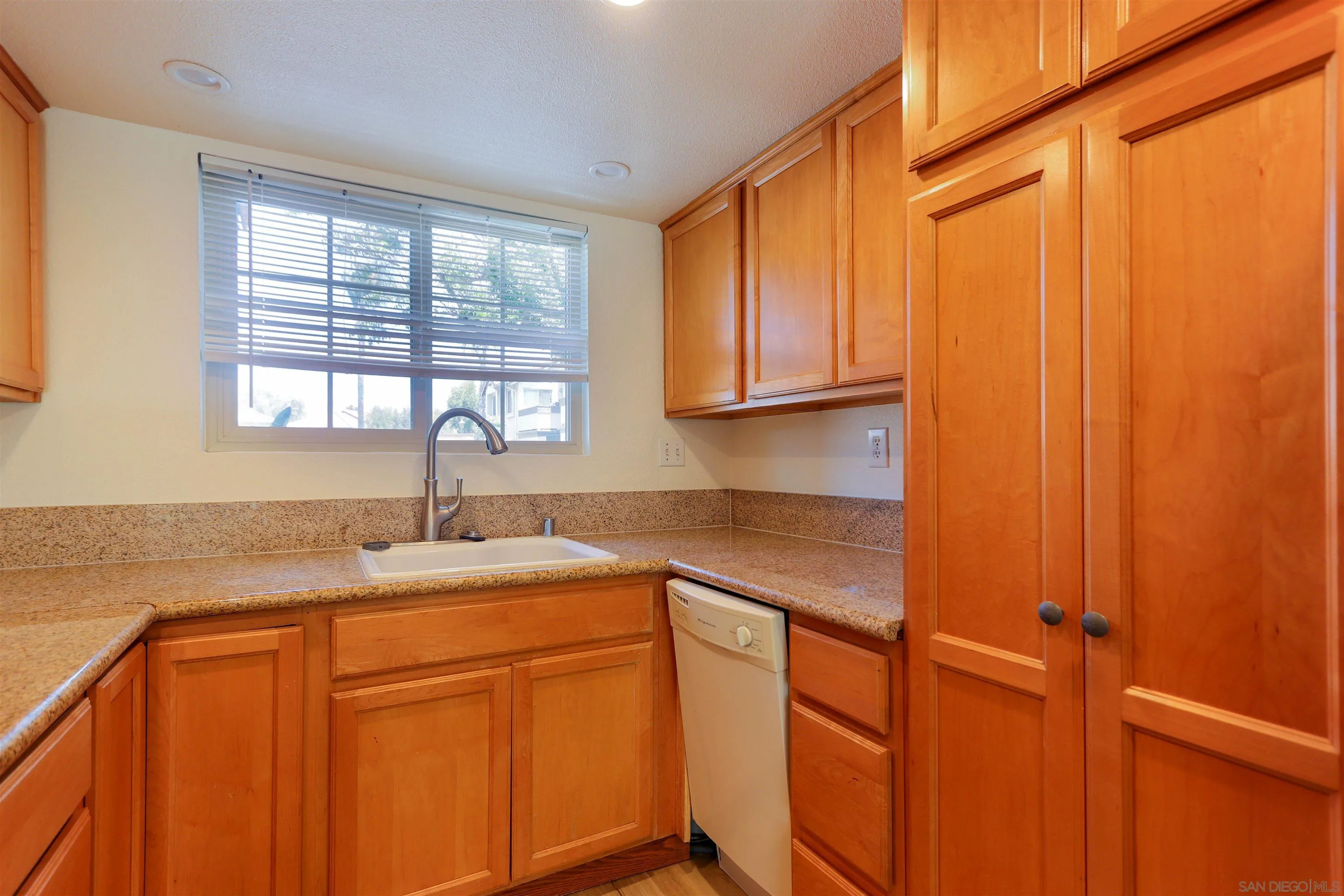 23391 La Crescenta Unit Unit B