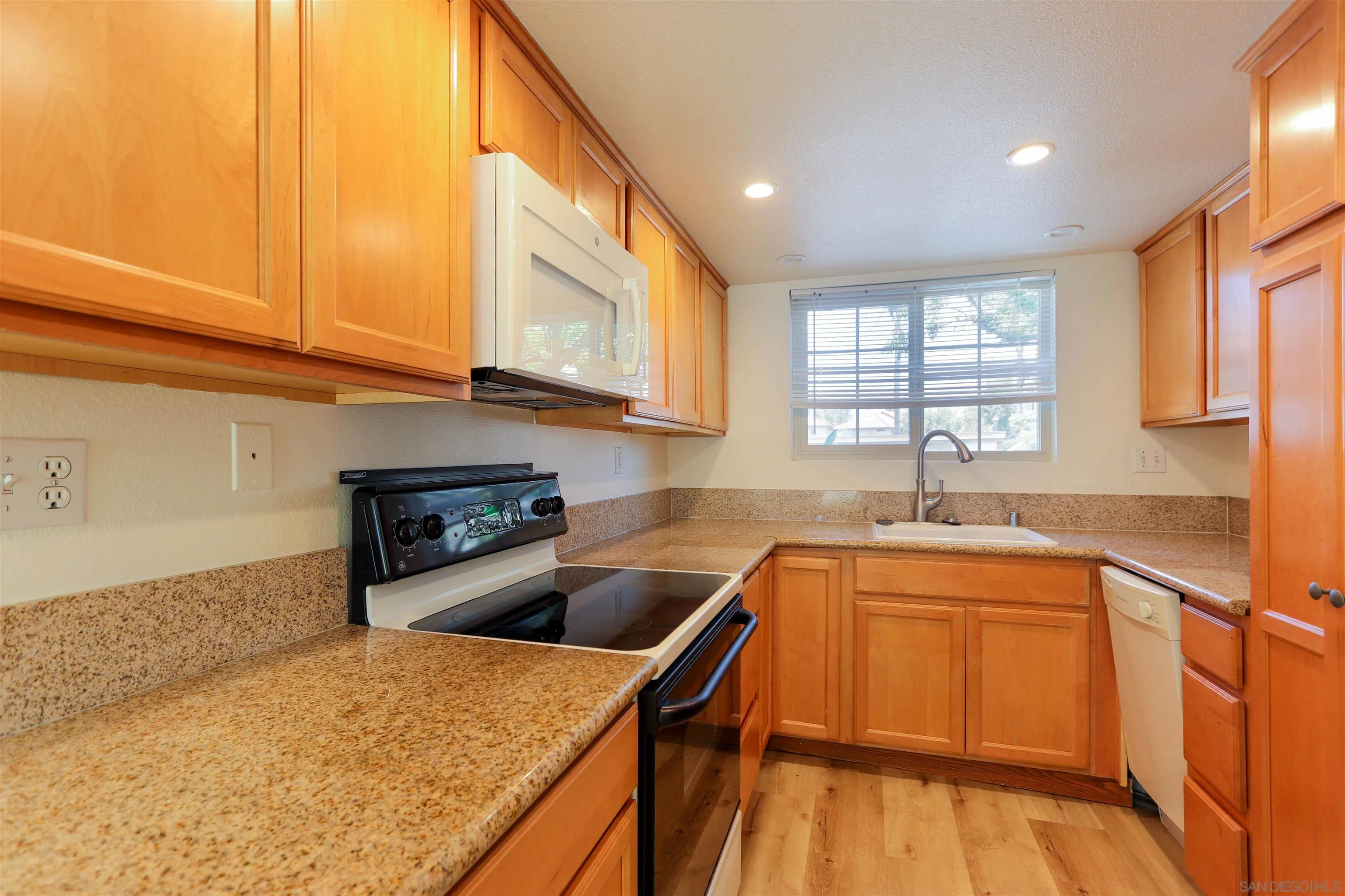 23391 La Crescenta Unit Unit B
