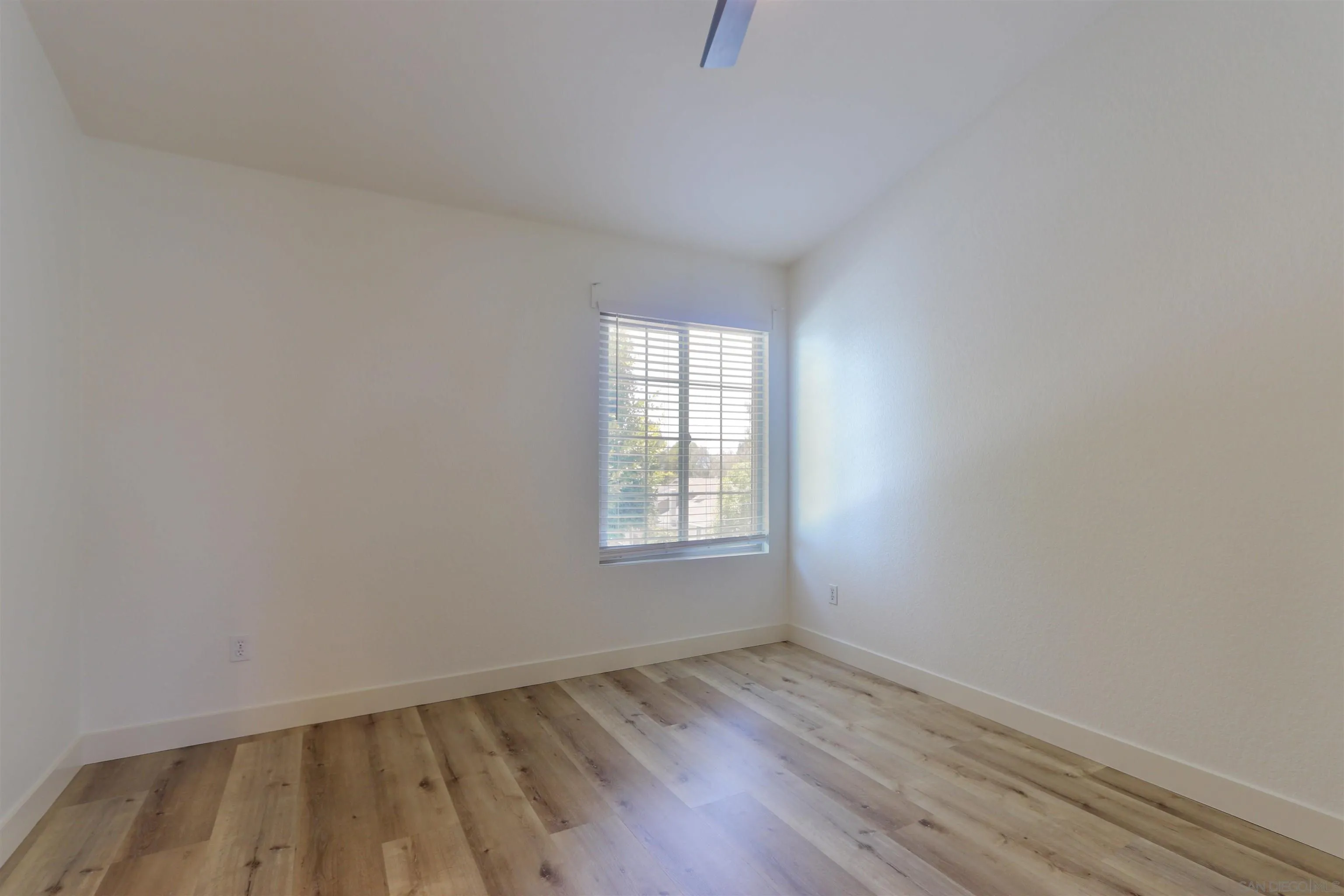 23391 La Crescenta Unit Unit B