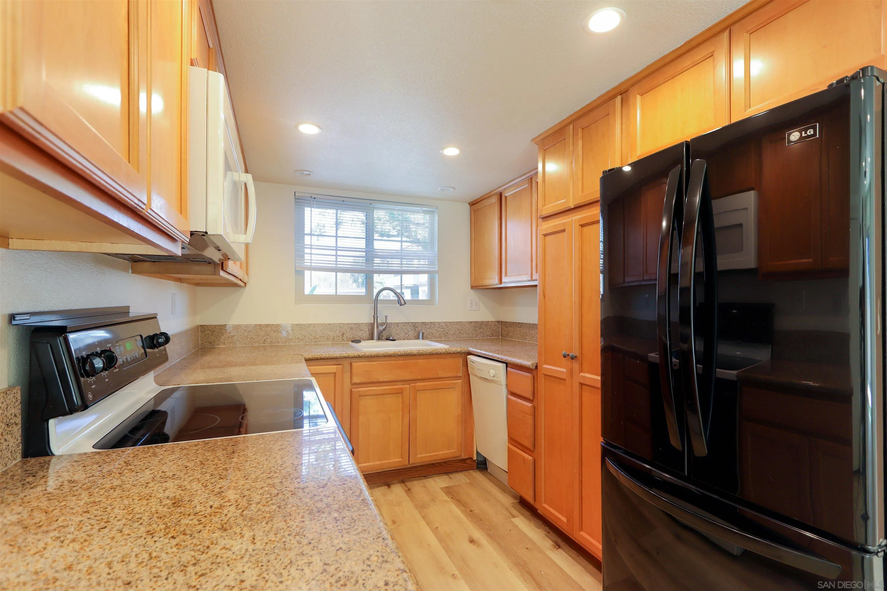 23391 La Crescenta Unit Unit B