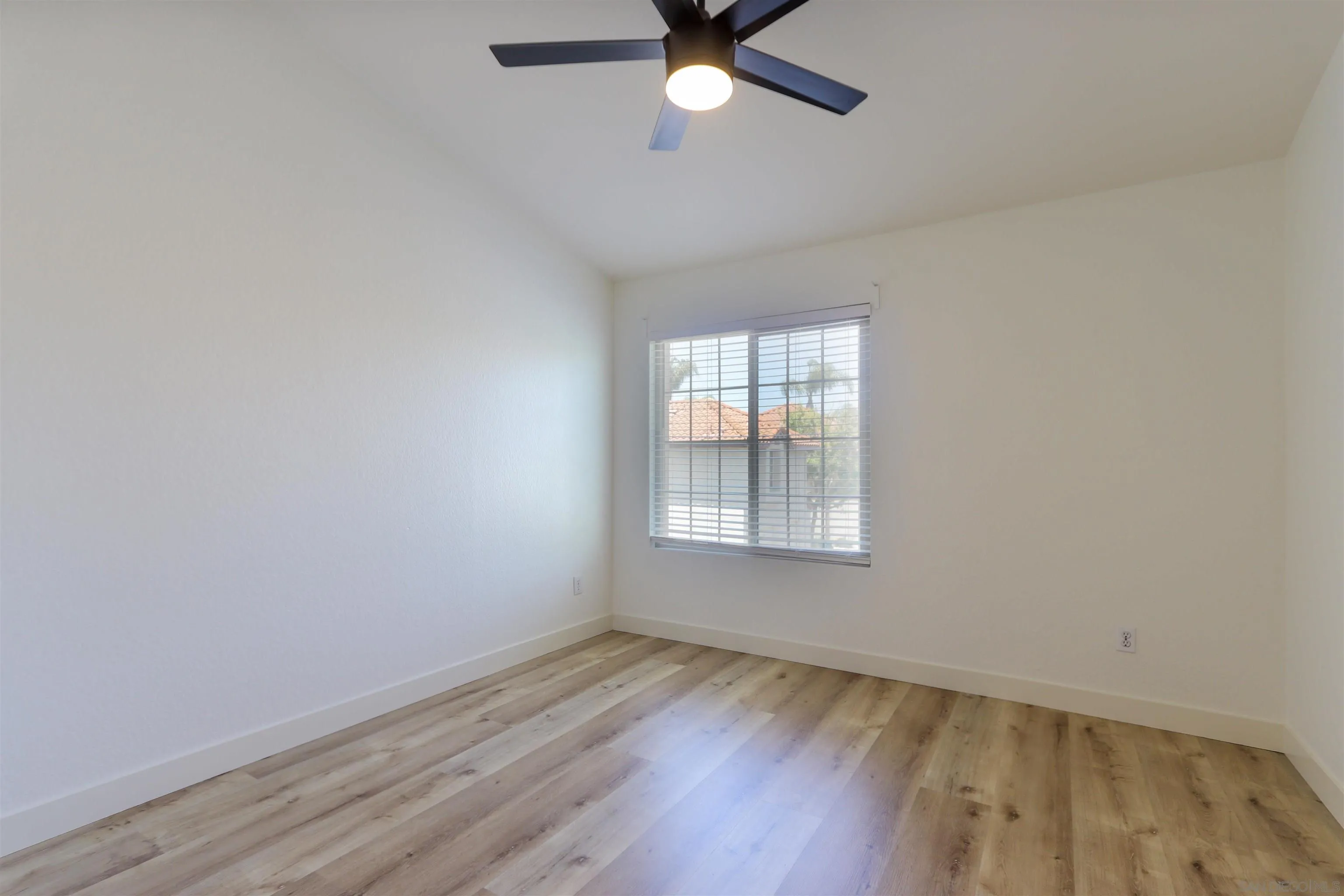 23391 La Crescenta Unit Unit B