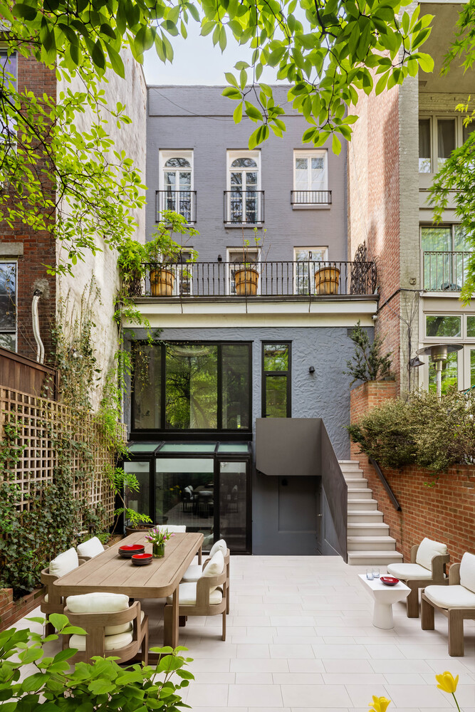 37 W 11TH Street