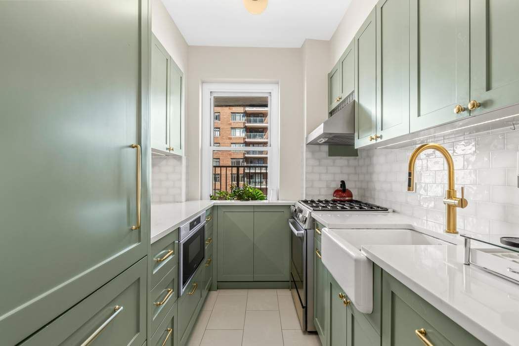 710 Park Avenue 7B