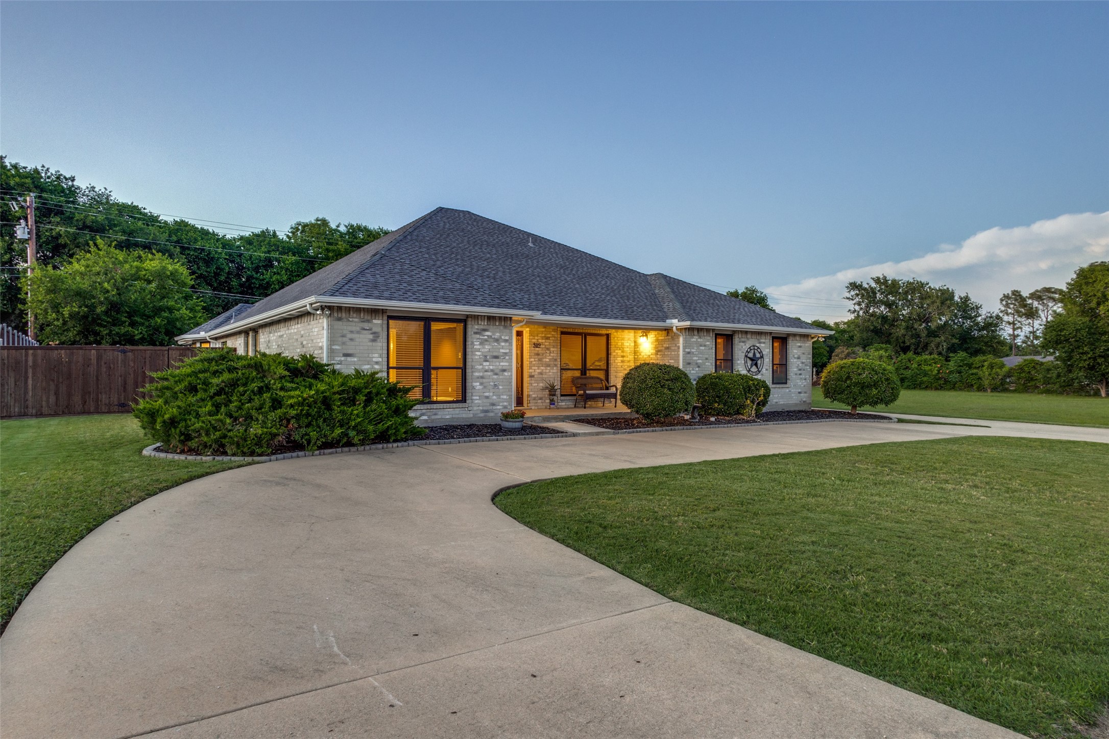 319 Lakecrest Drive
