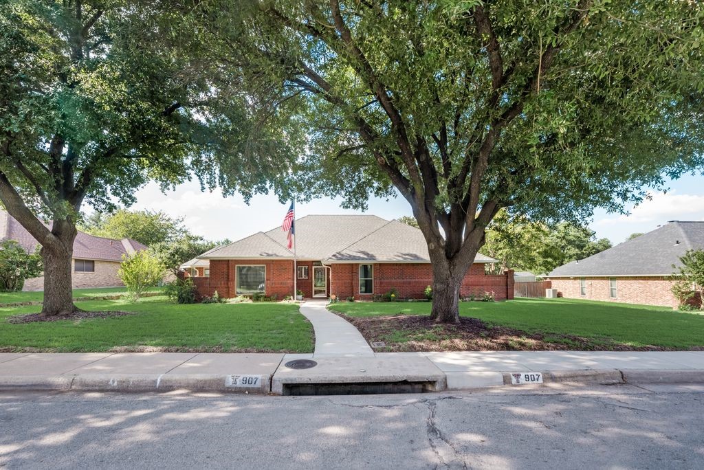 907 Huntington Drive