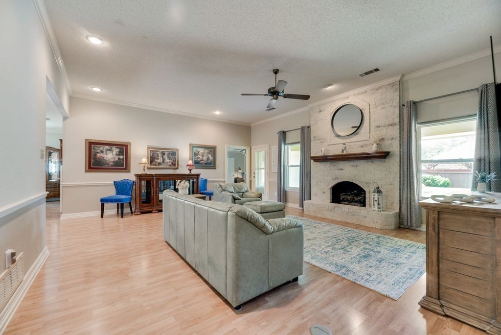 907 Huntington Drive