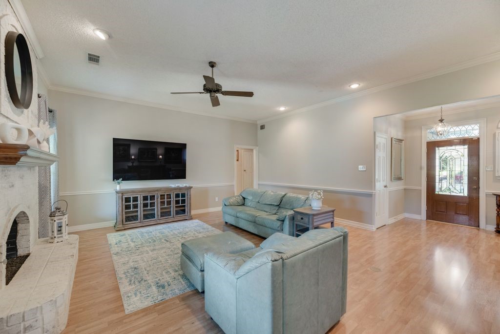 907 Huntington Drive