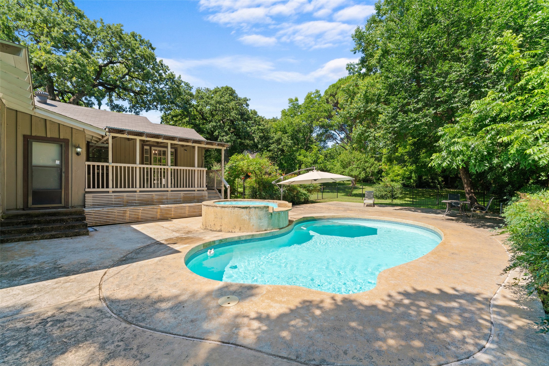 1227 N Heights Drive