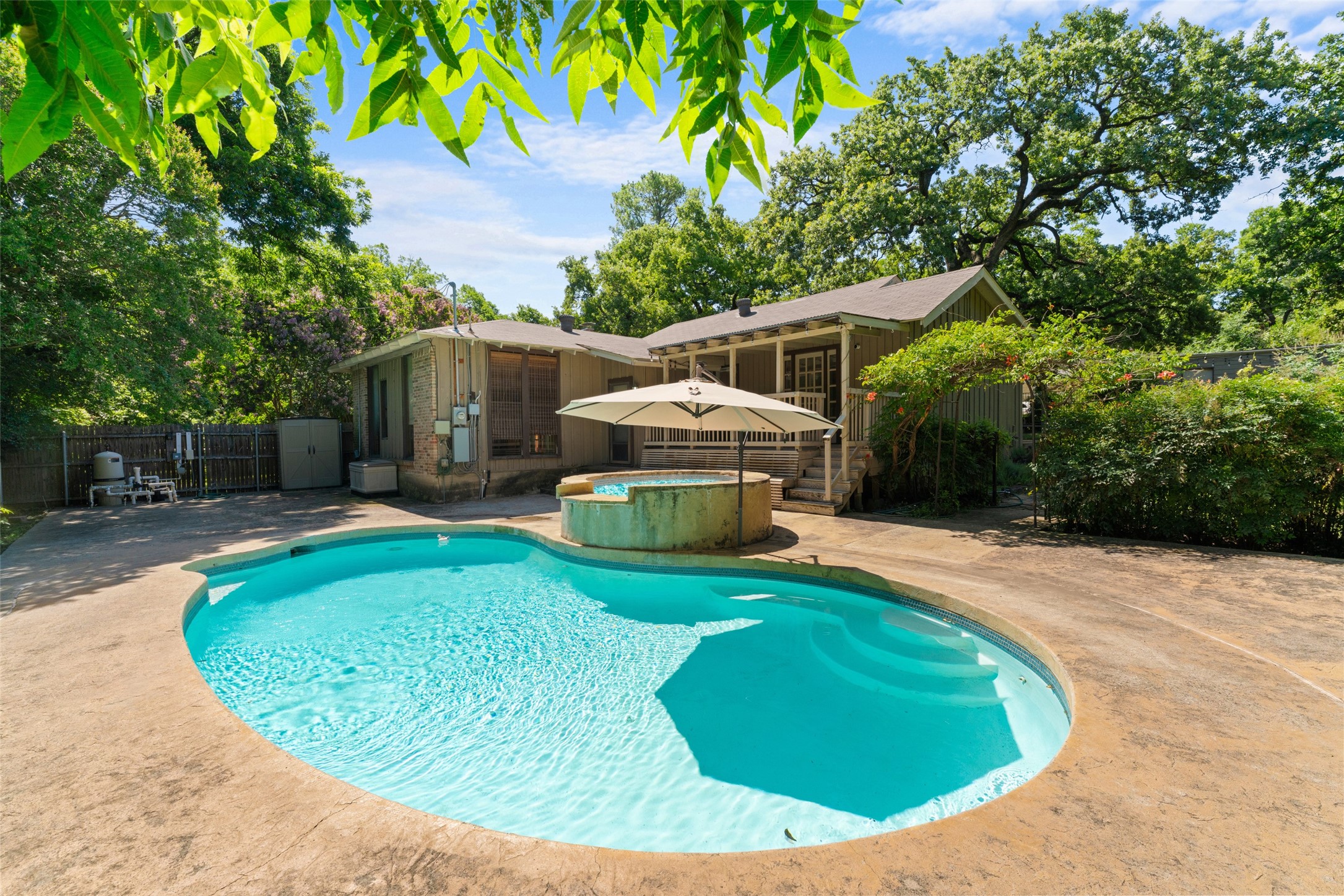 1227 N Heights Drive