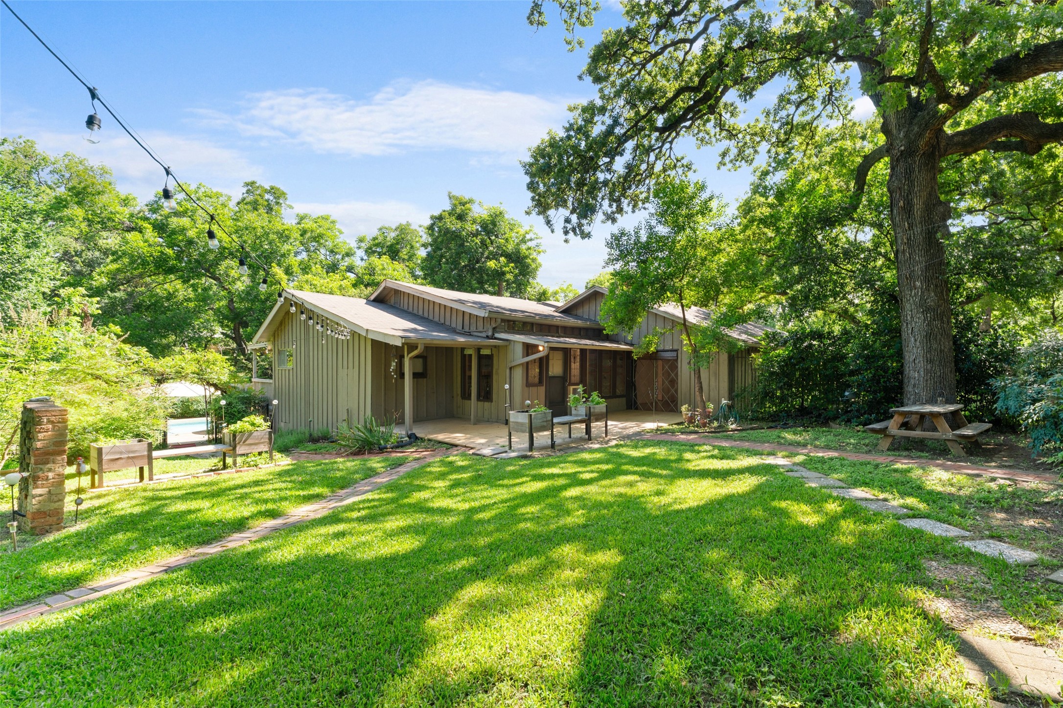 1227 N Heights Drive
