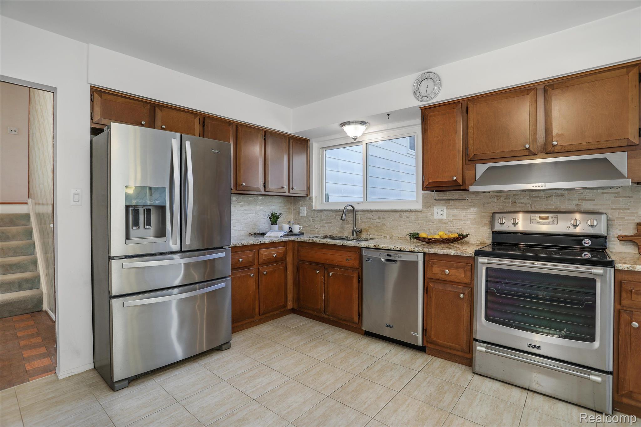 30390 RED MAPLE Lane