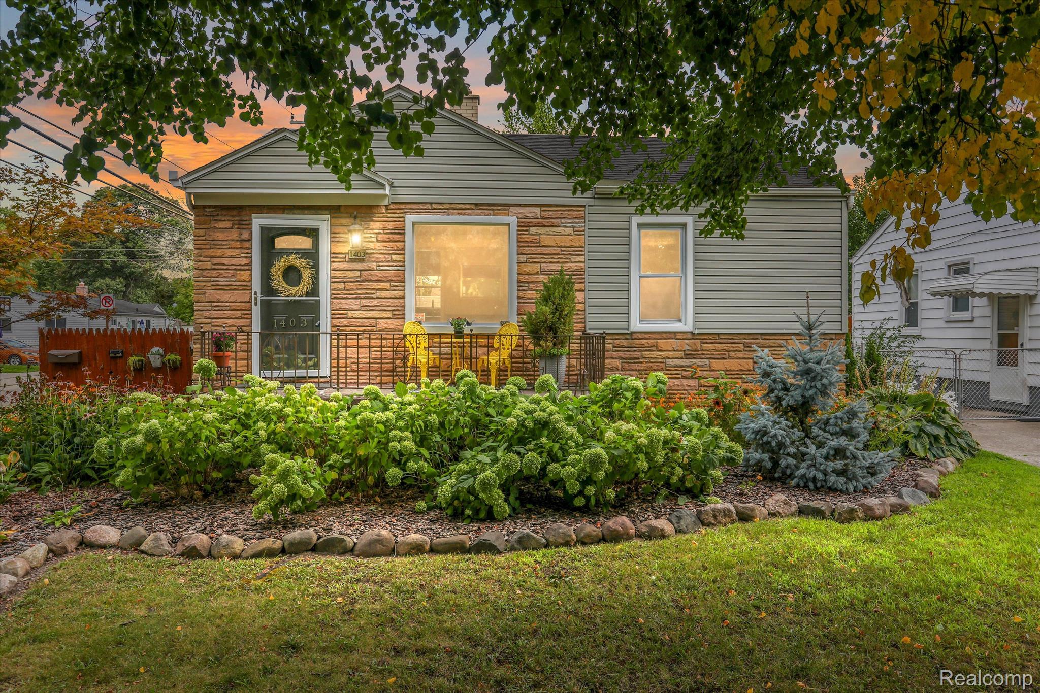 1403 E EVELYN Avenue