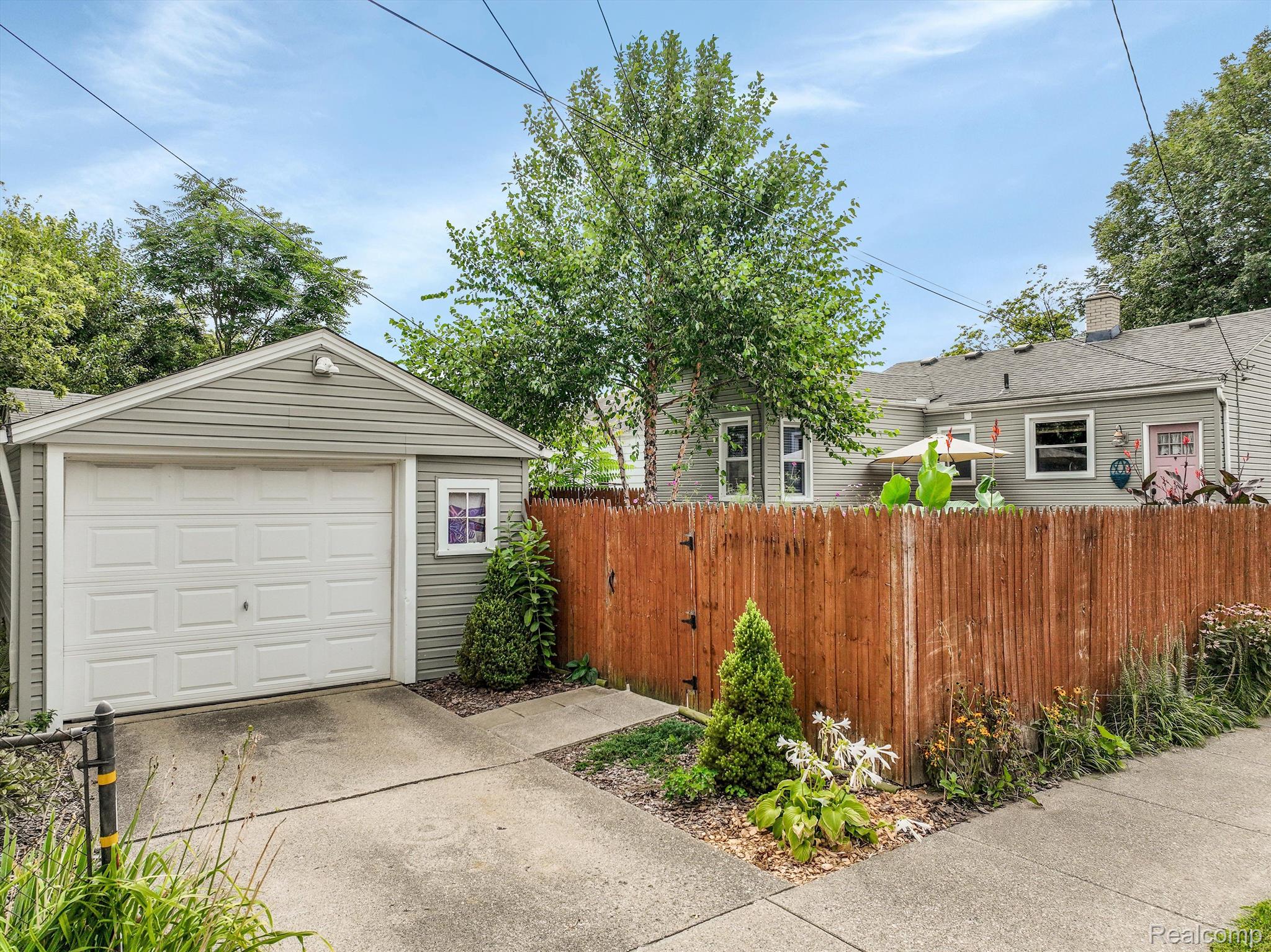 1403 E EVELYN Avenue
