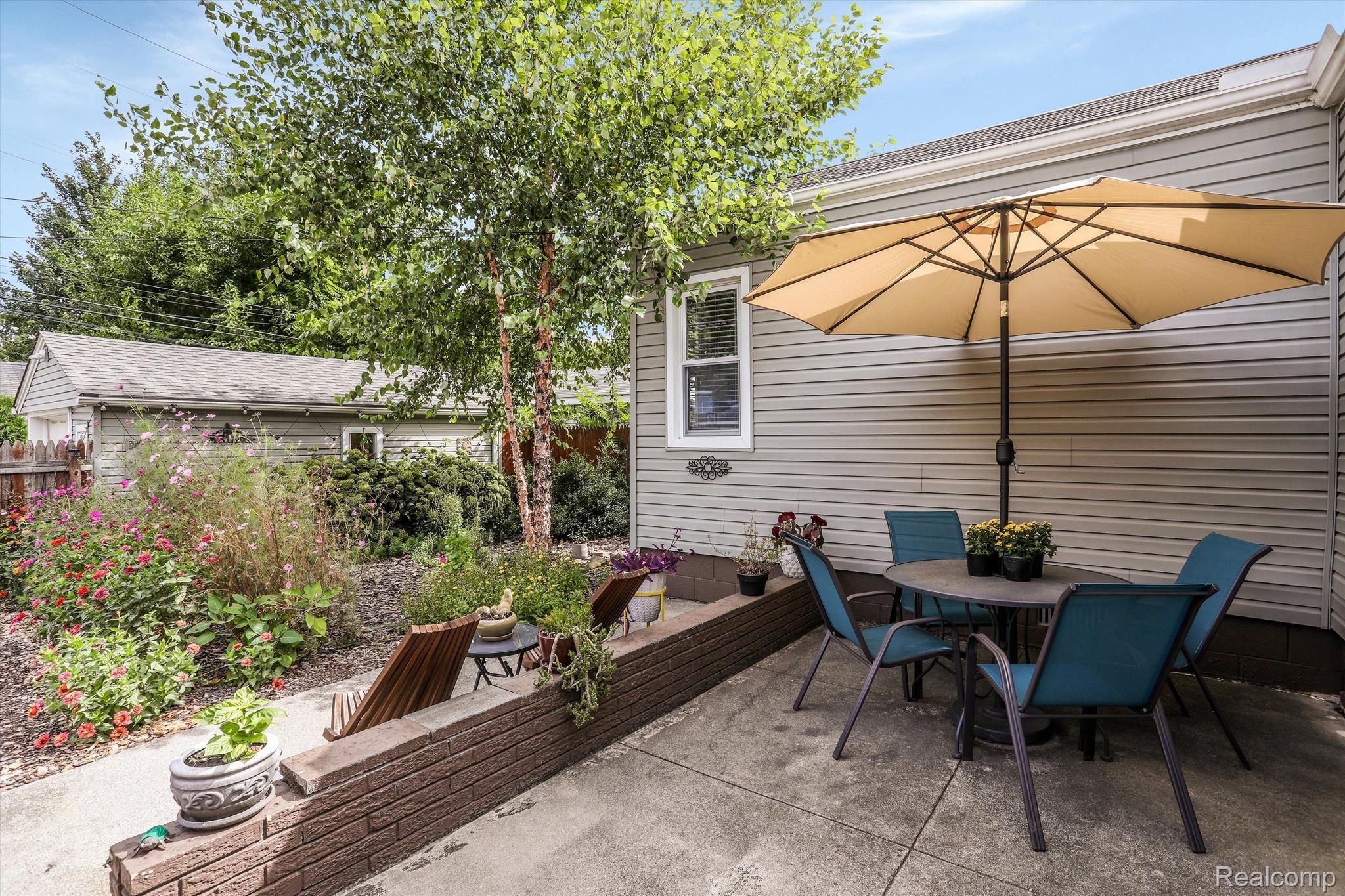 1403 E EVELYN Avenue