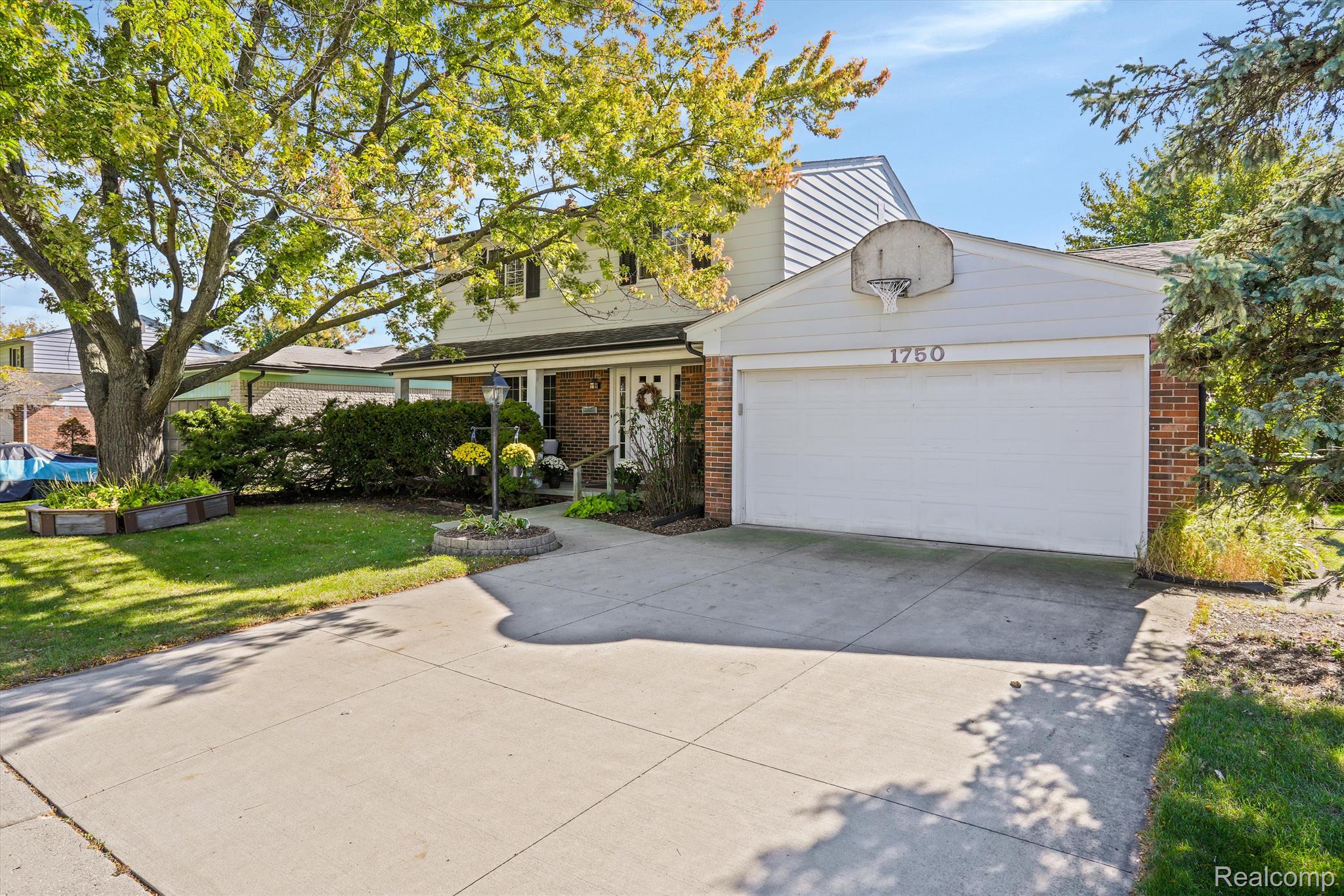 1750 BRIARWOOD Drive