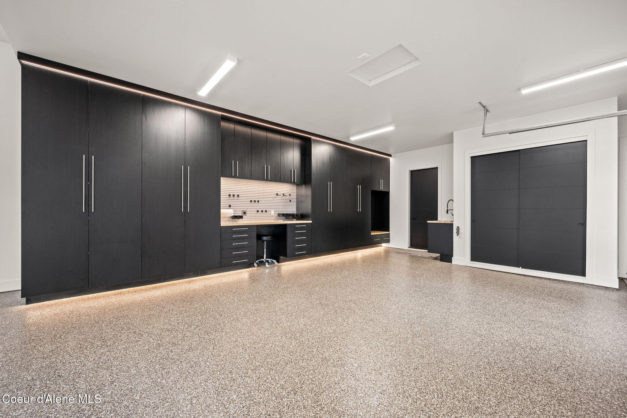 L6 B8 W Winray Drive