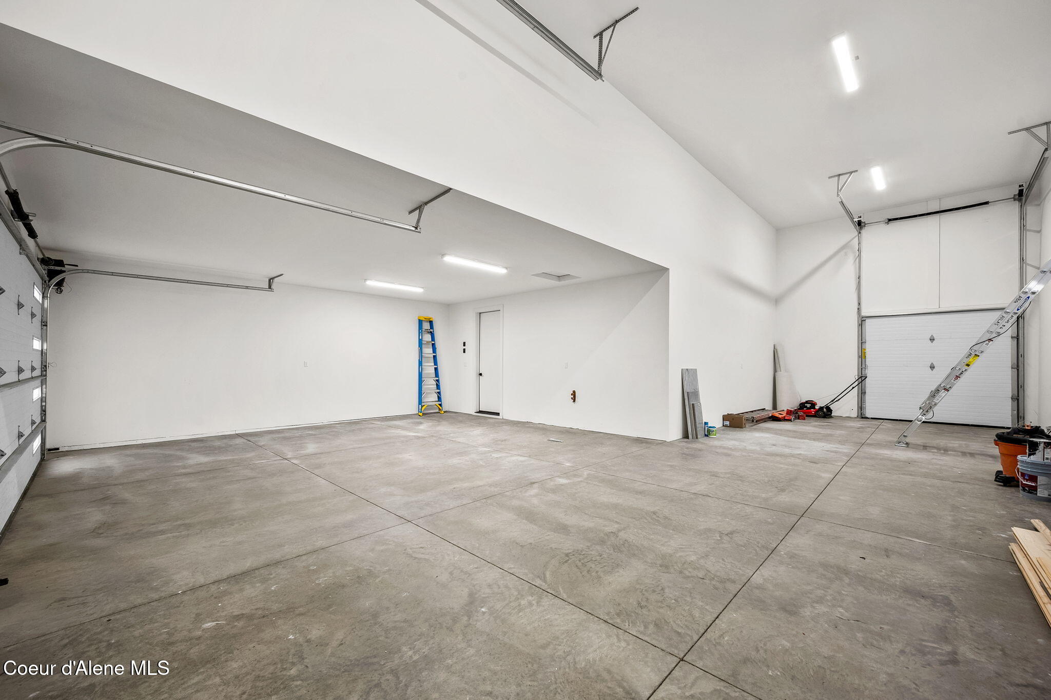 1215 E SLEEPING DEER AVE