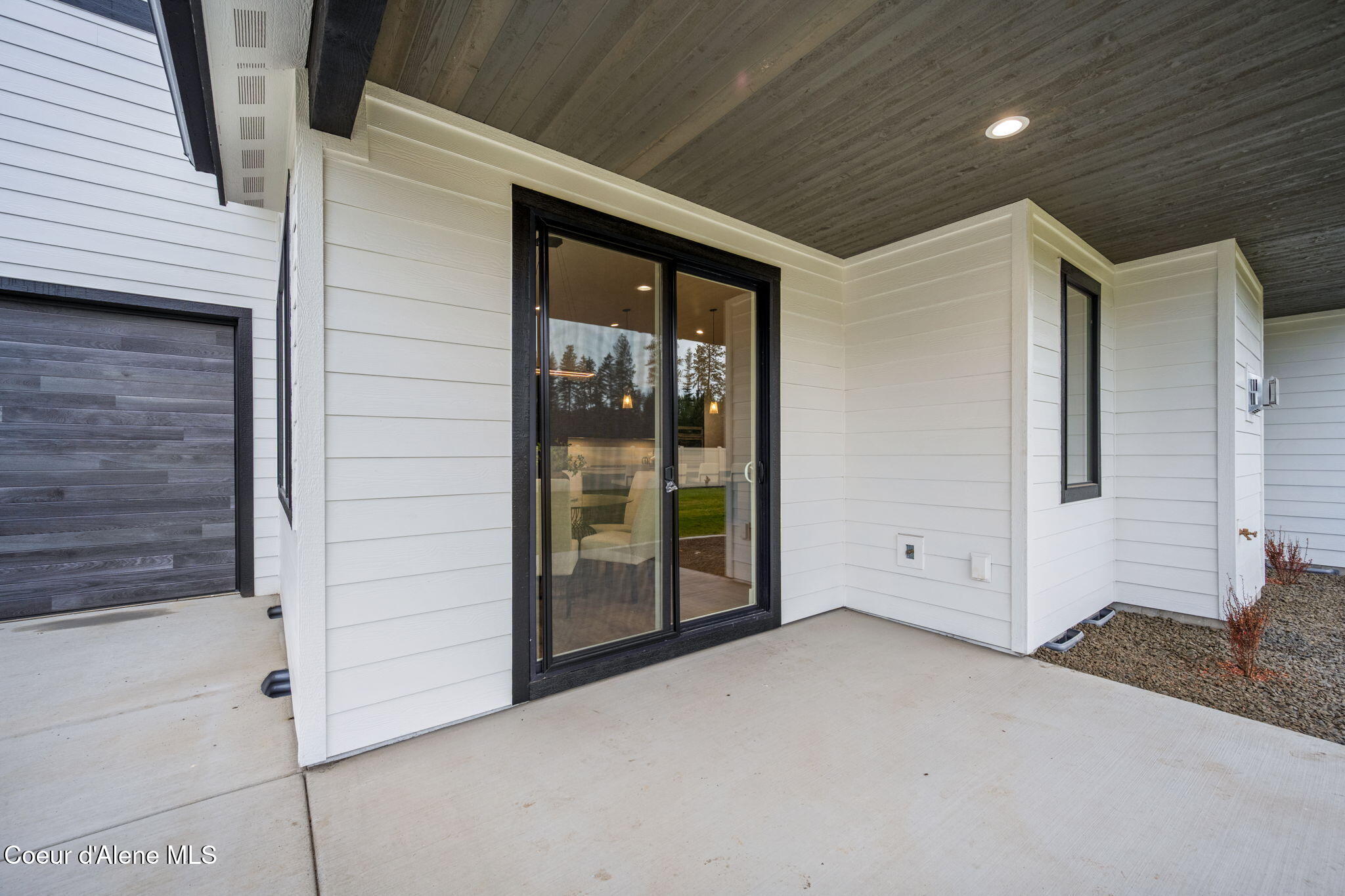 1215 E SLEEPING DEER AVE