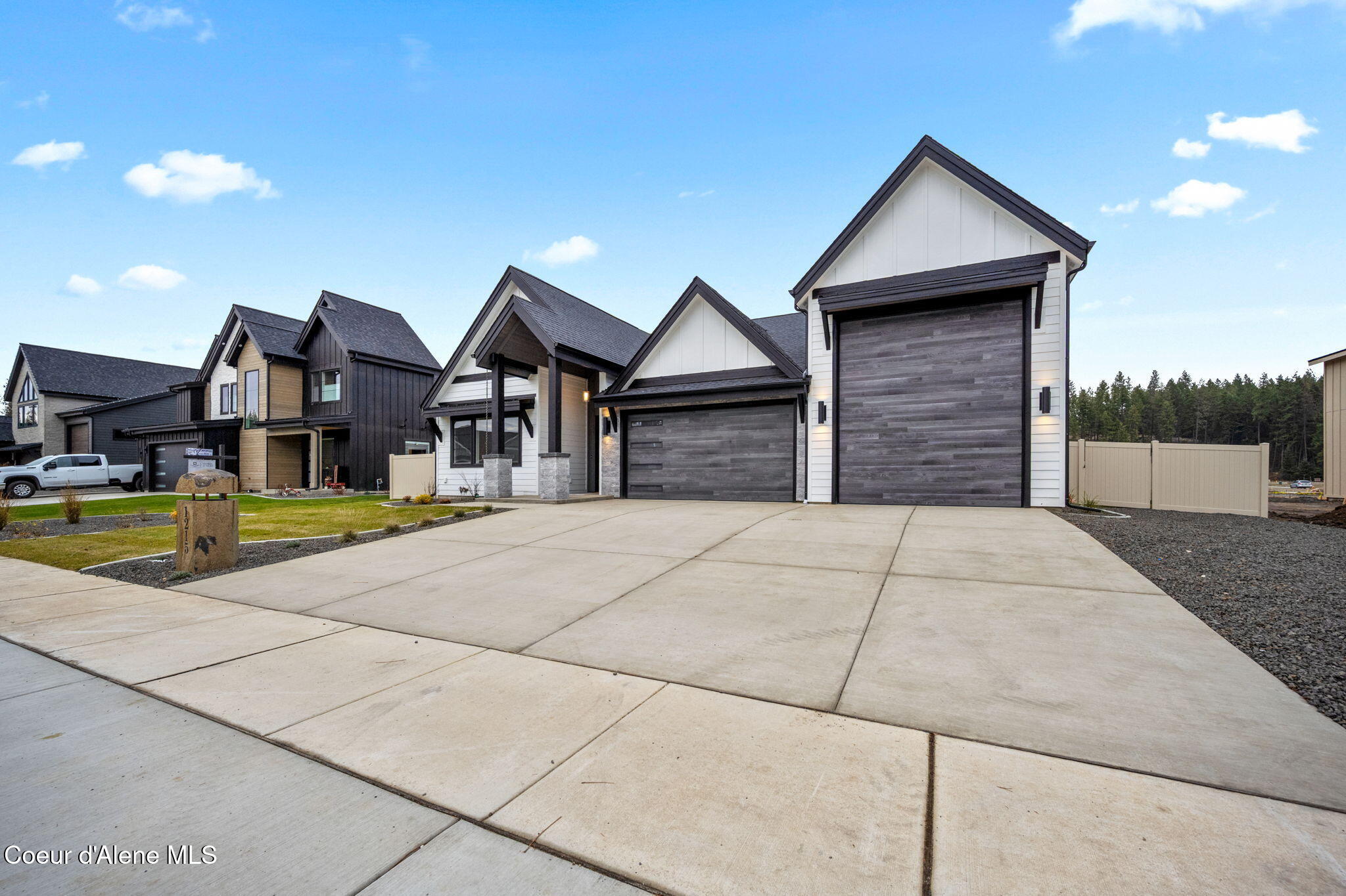 1215 E SLEEPING DEER AVE