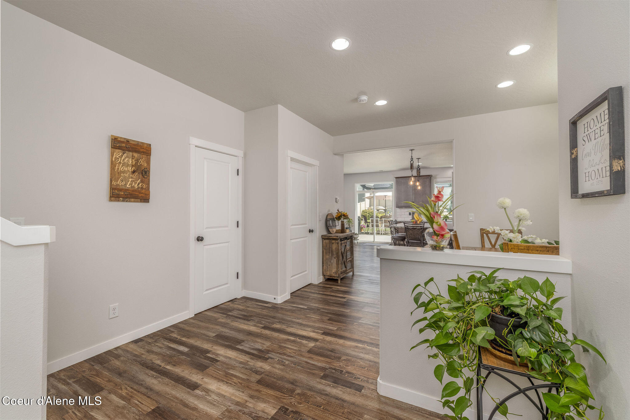 7028 N MADELLAINE DR