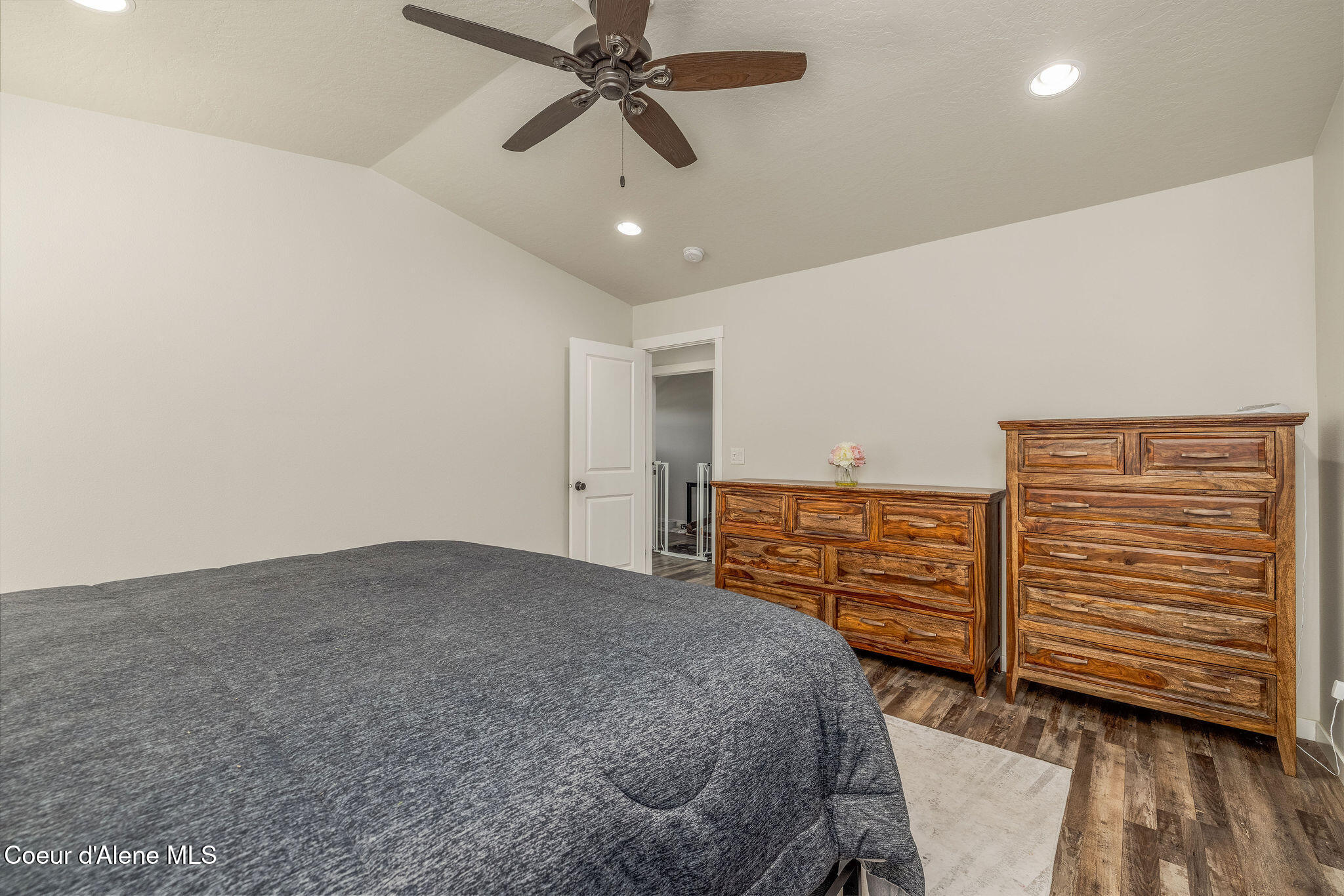 7028 N MADELLAINE DR