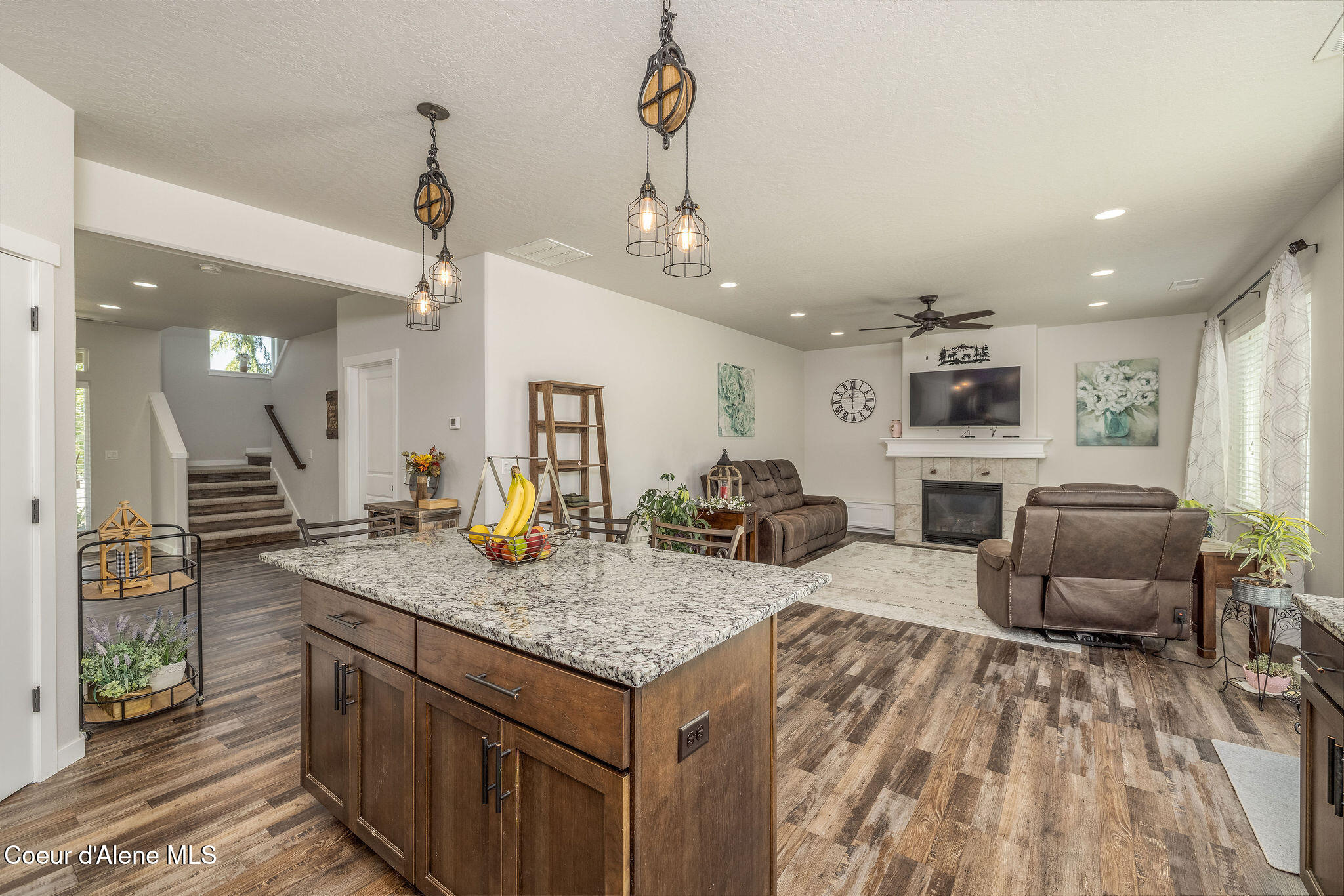 7028 N MADELLAINE DR