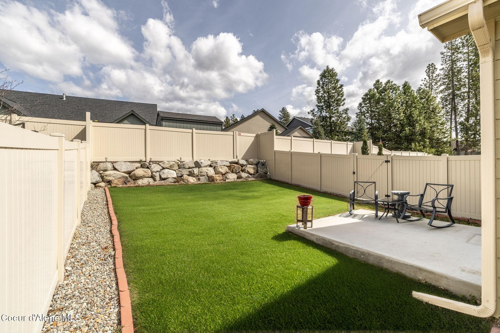 7028 N MADELLAINE DR