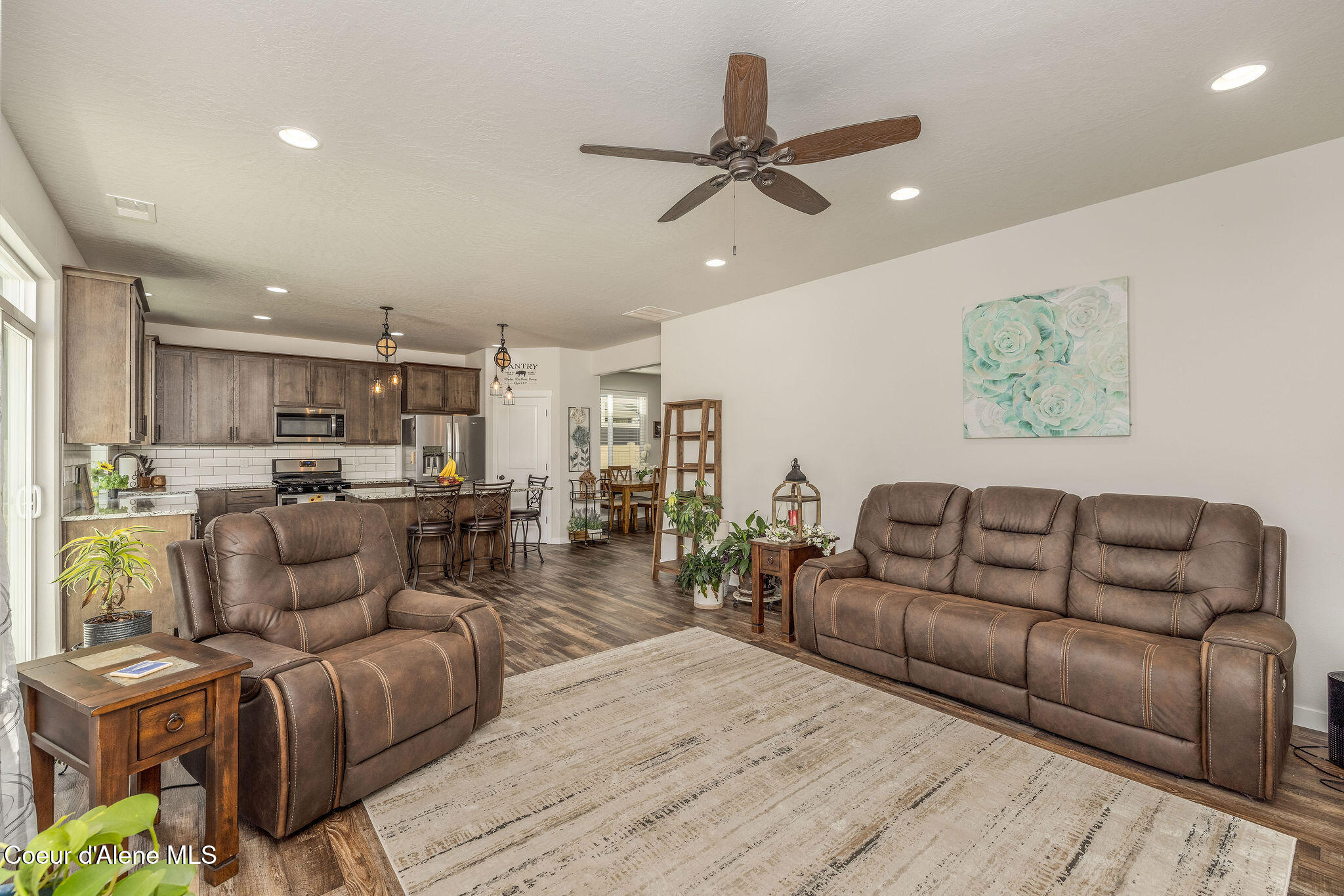 7028 N MADELLAINE DR