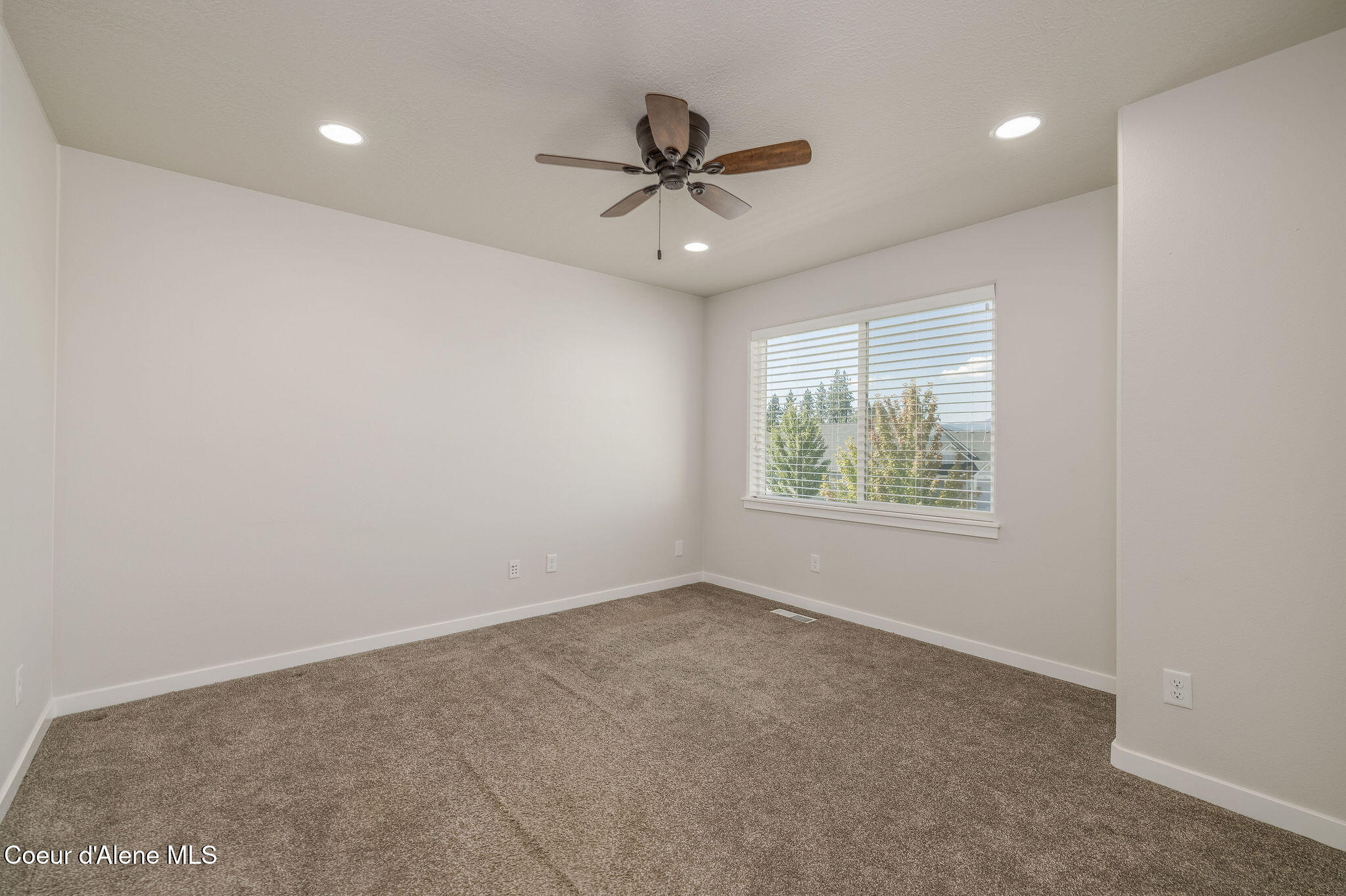 7028 N MADELLAINE DR