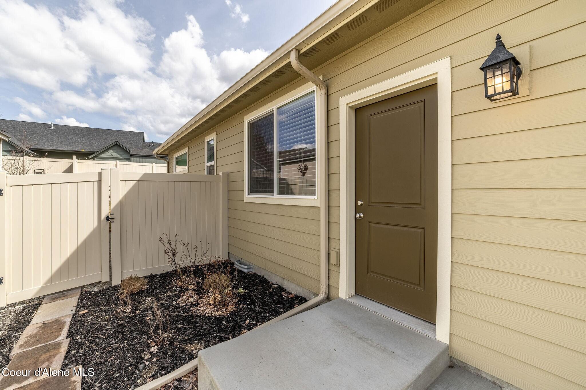 7028 N MADELLAINE DR