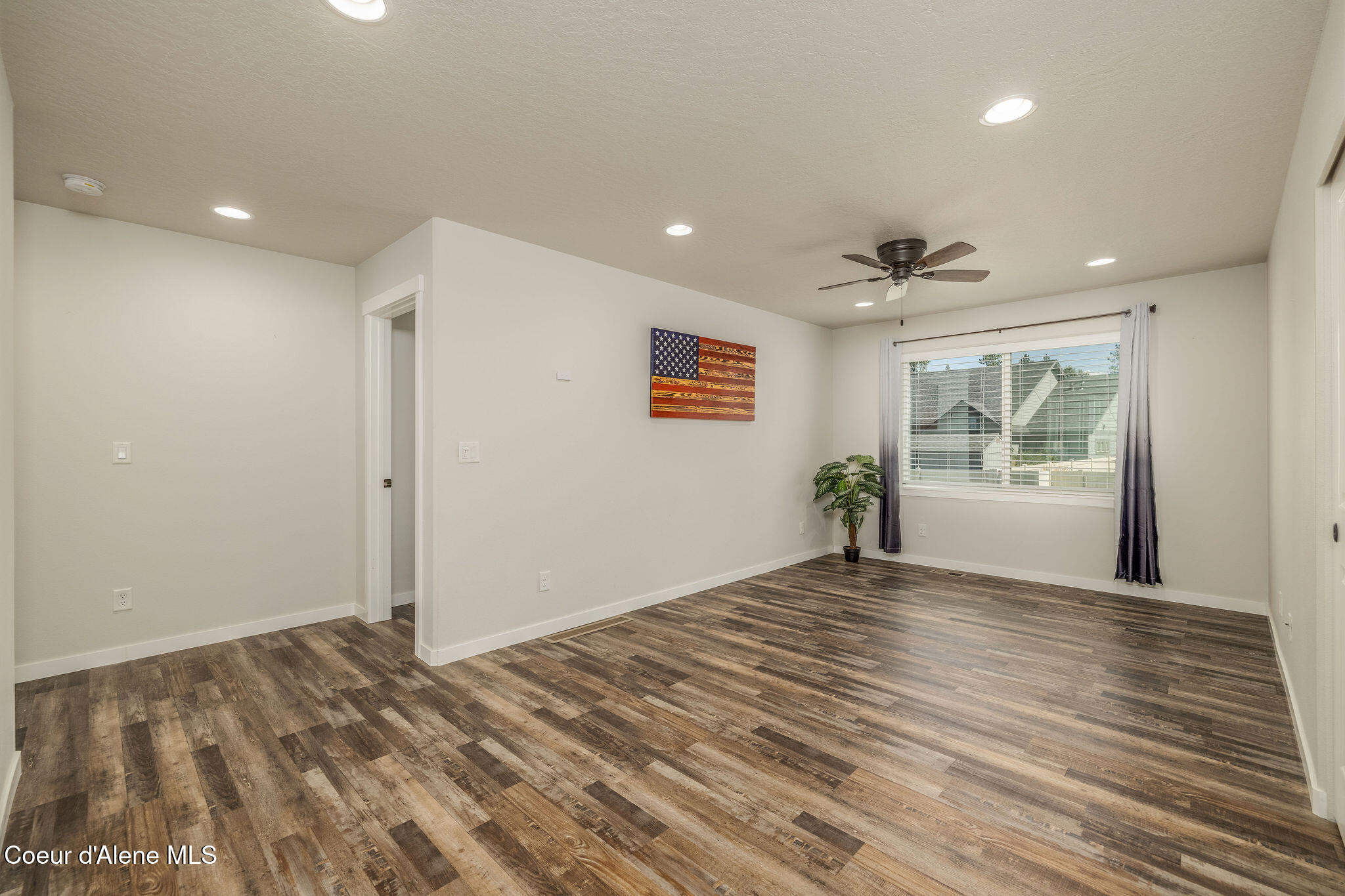 7028 N MADELLAINE DR