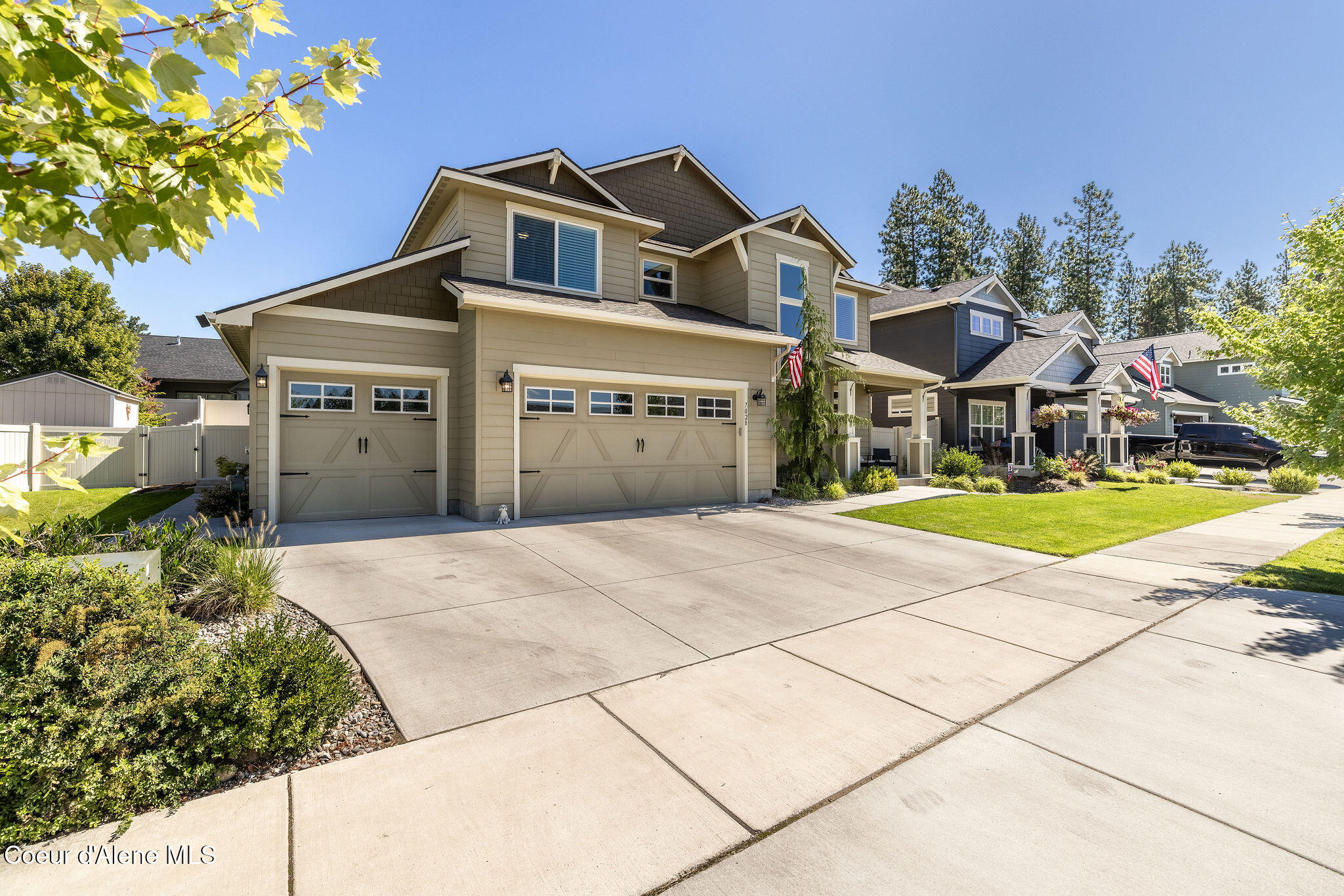 7028 N MADELLAINE DR