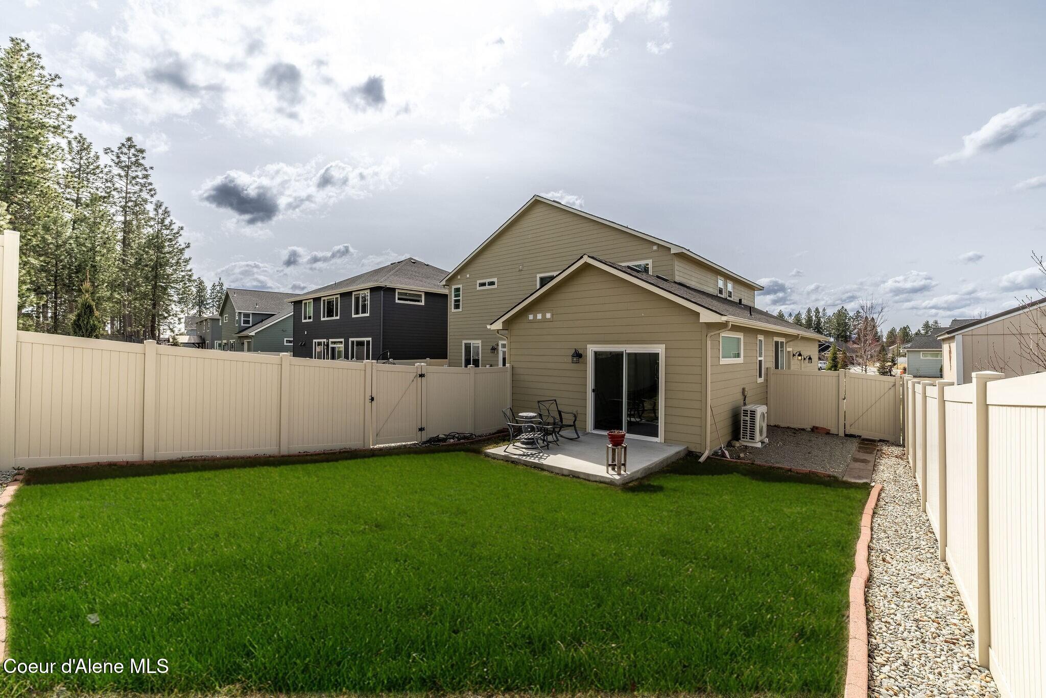 7028 N MADELLAINE DR