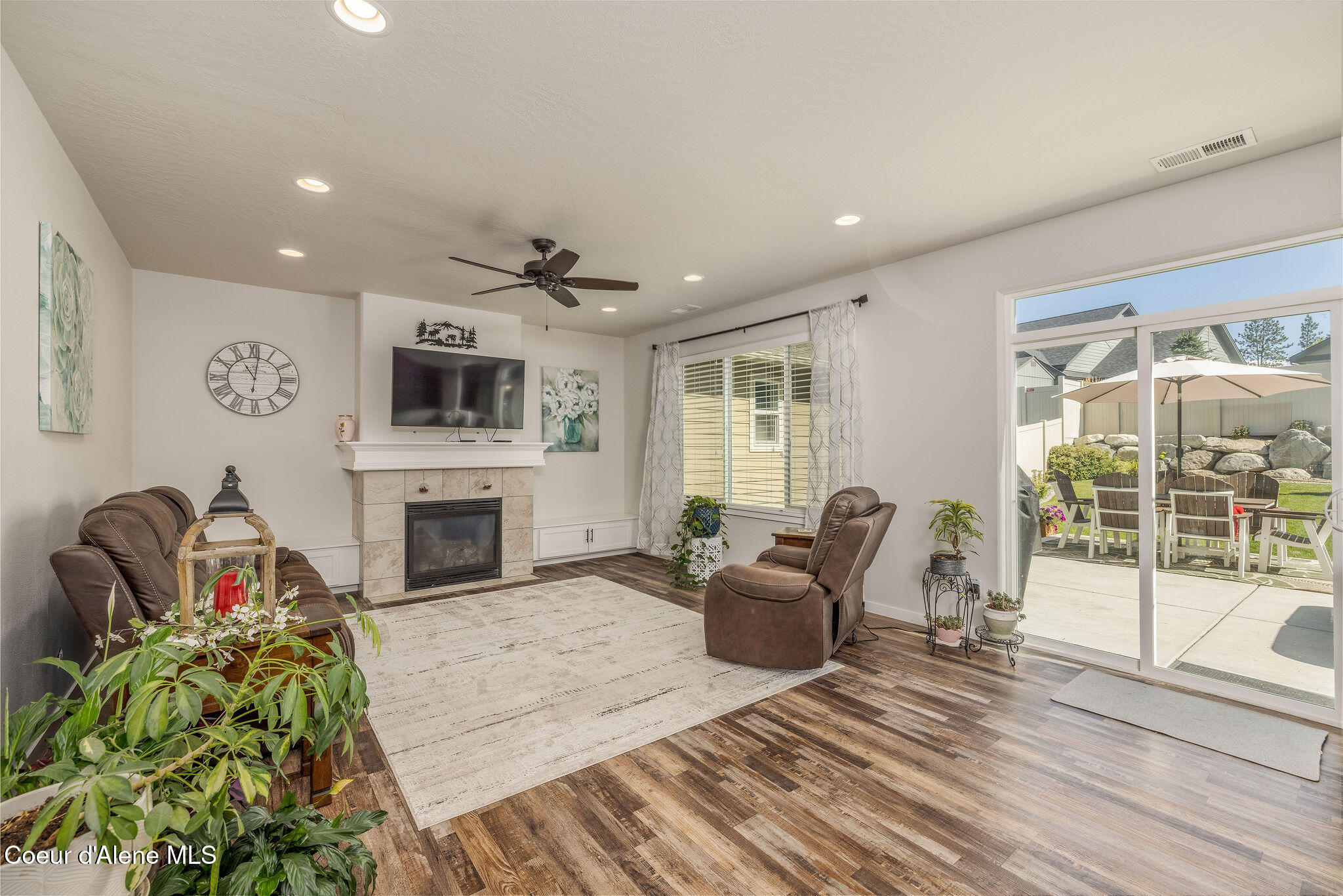 7028 N MADELLAINE DR