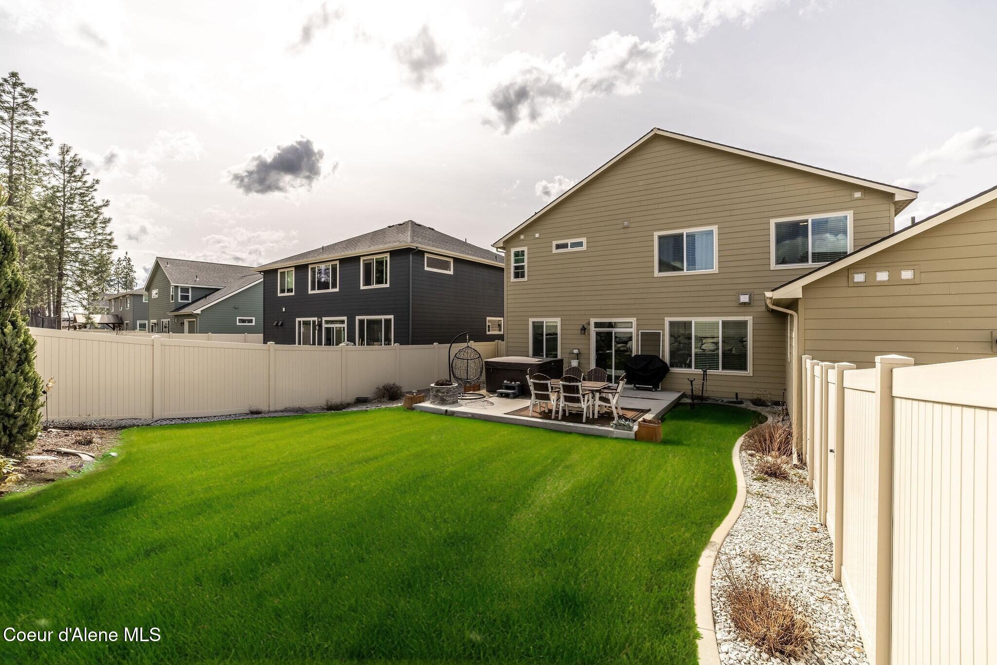 7028 N MADELLAINE DR