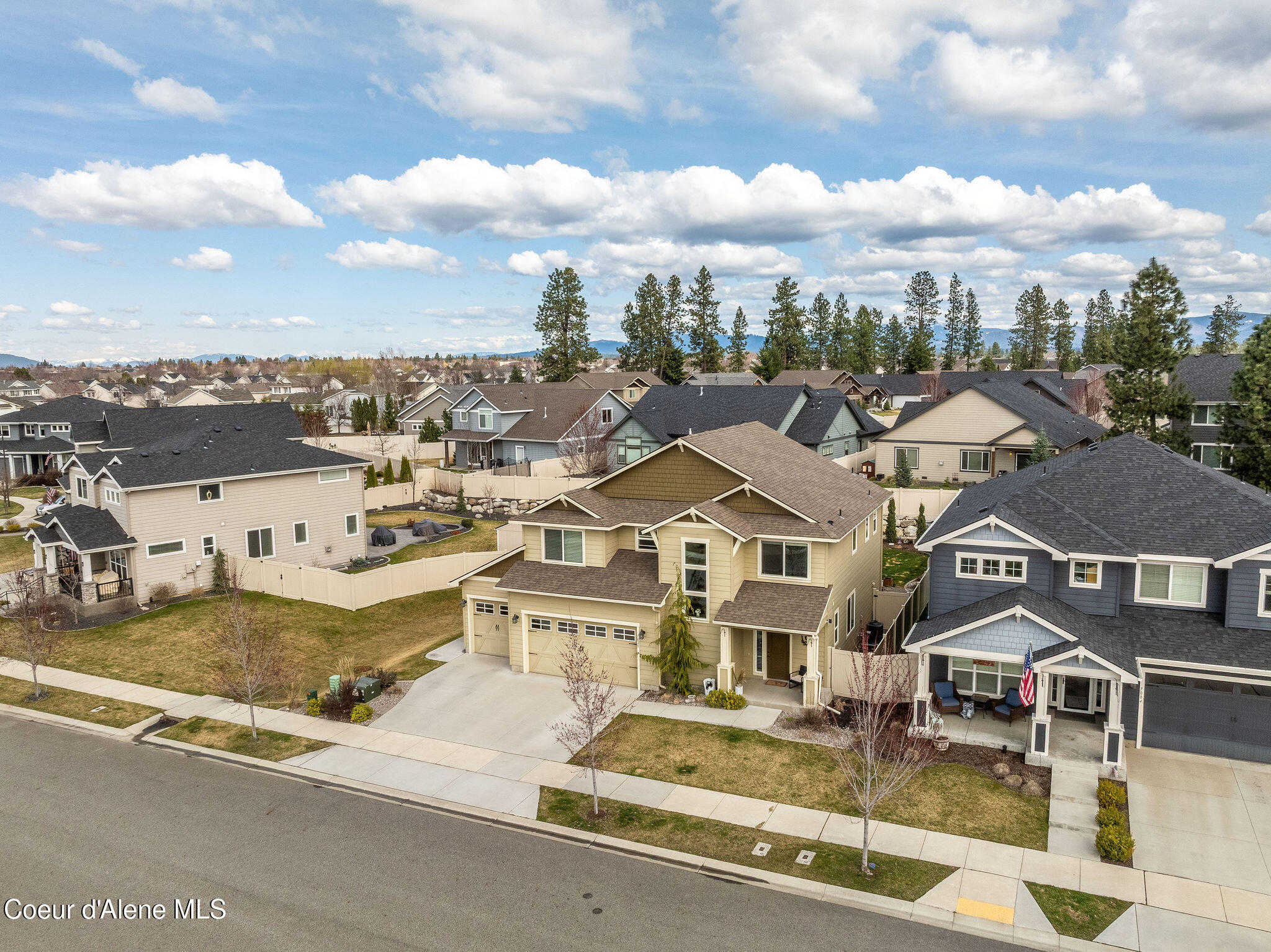 7028 N MADELLAINE DR