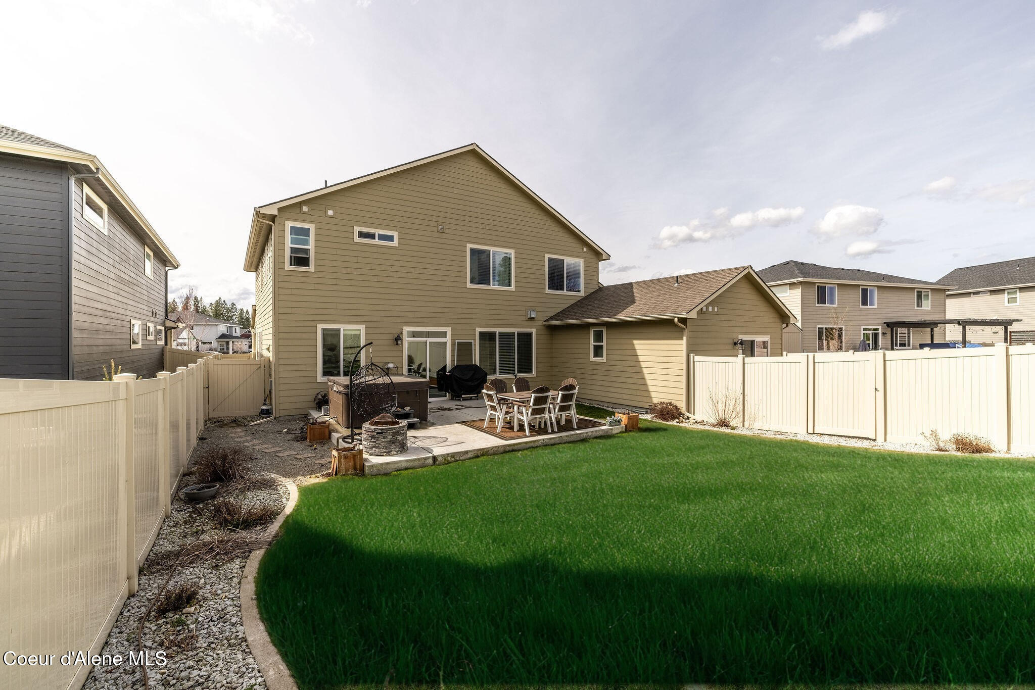 7028 N MADELLAINE DR