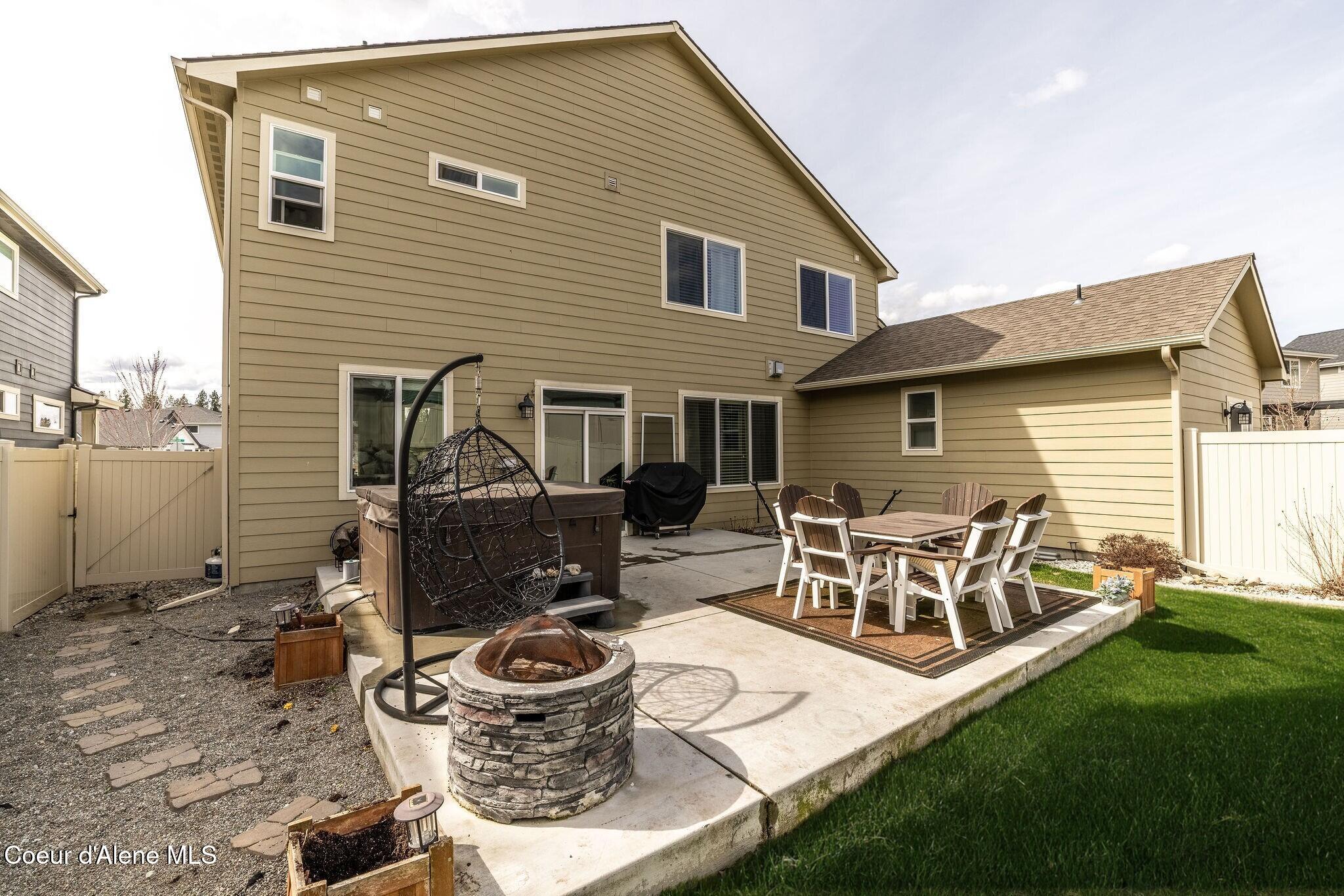 7028 N MADELLAINE DR