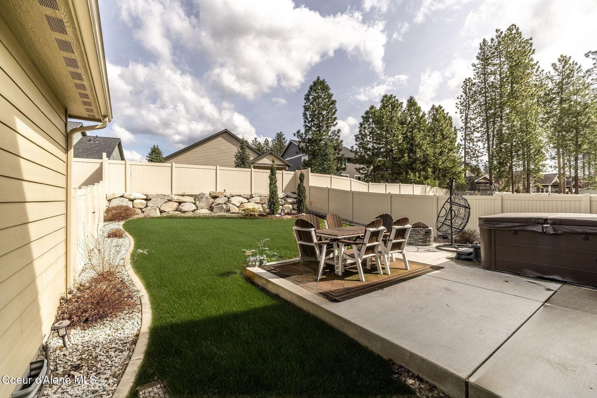 7028 N MADELLAINE DR