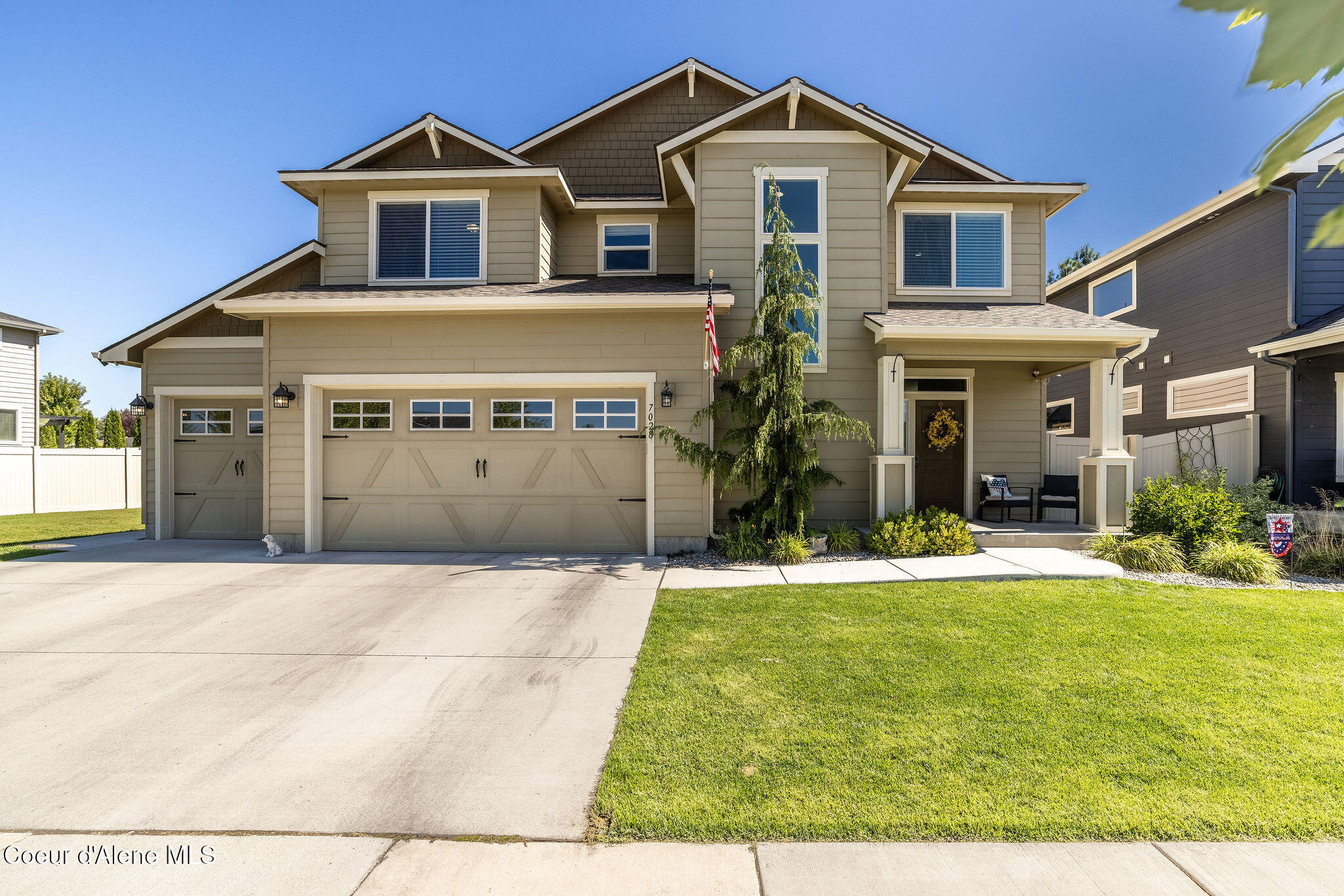 7028 N MADELLAINE DR