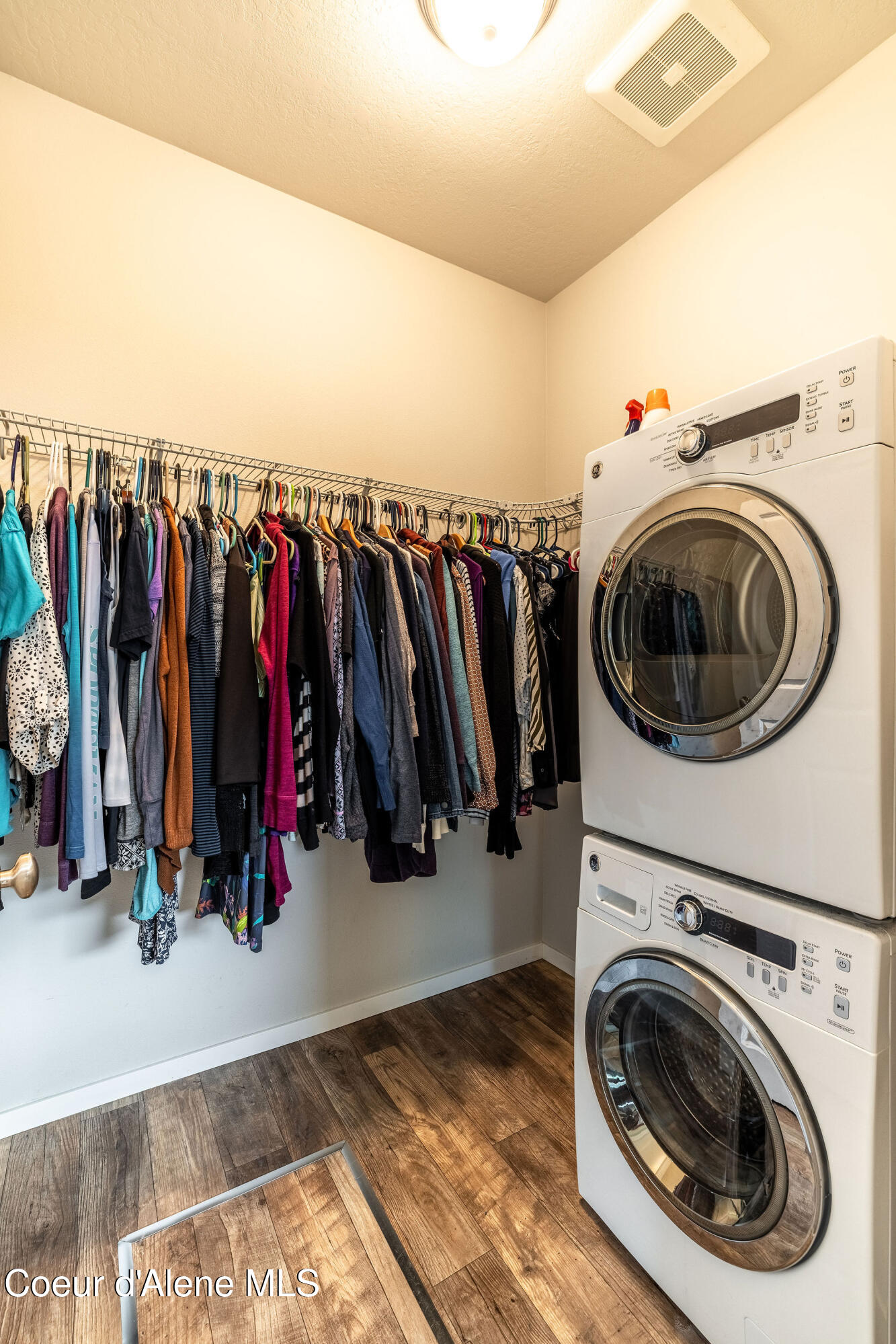 7028 N MADELLAINE DR