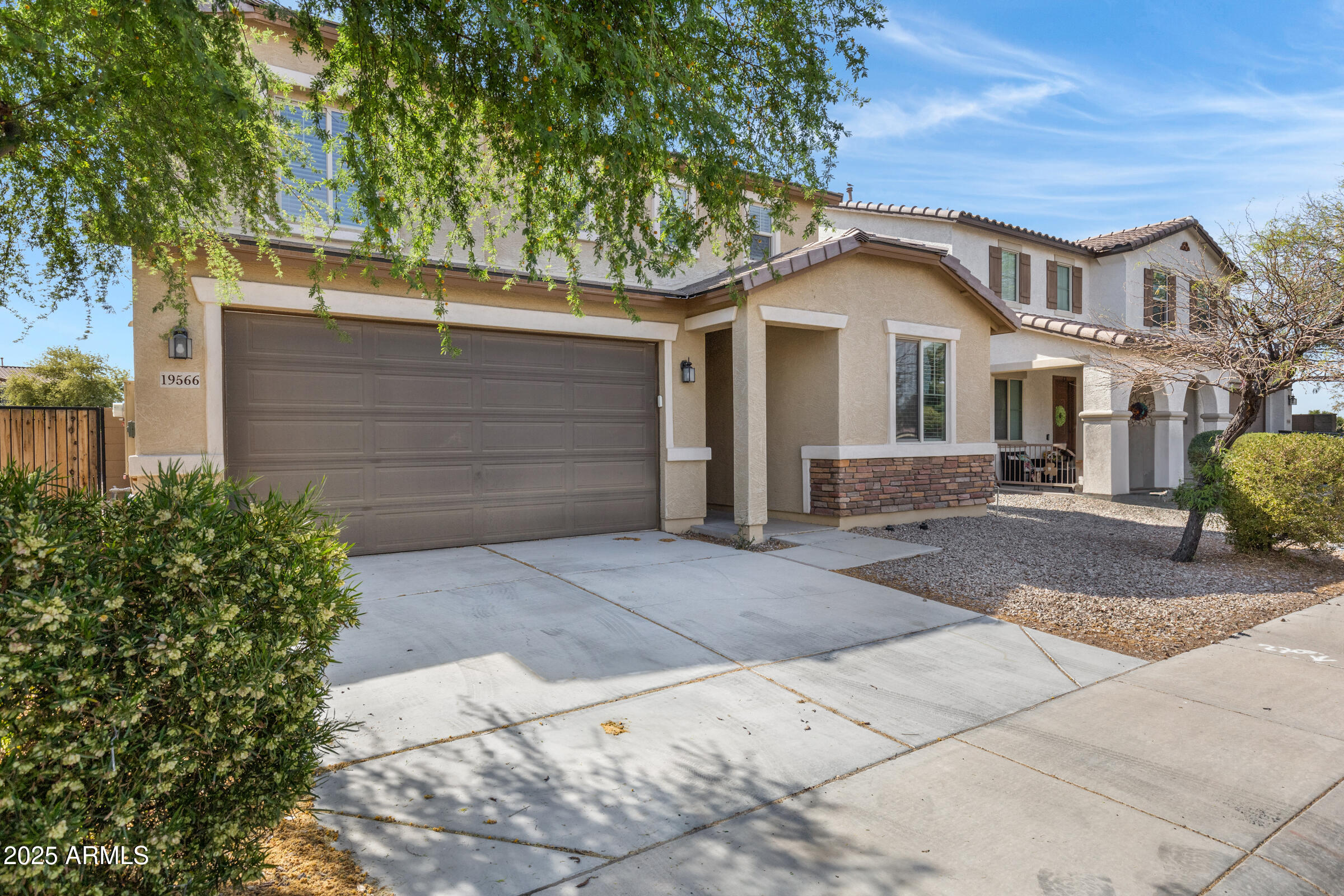 19566 N Crestview Ln