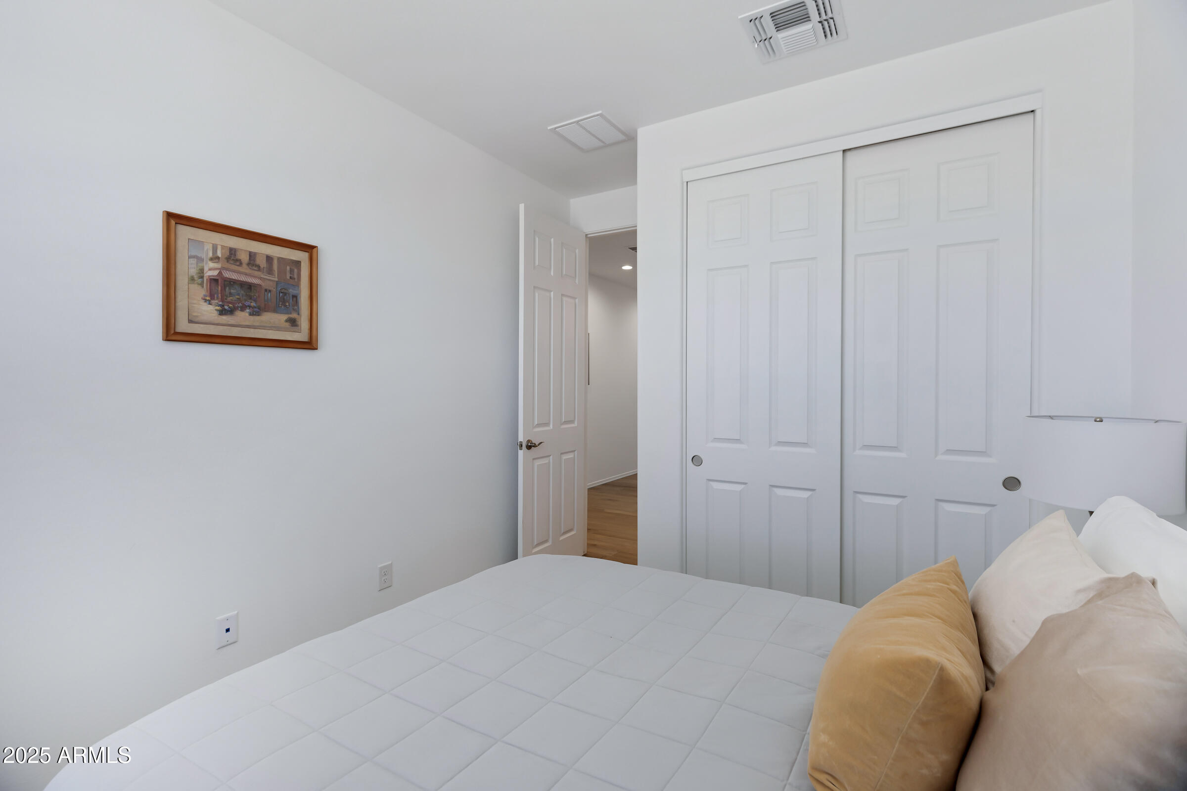 1221 E Jahns Dr