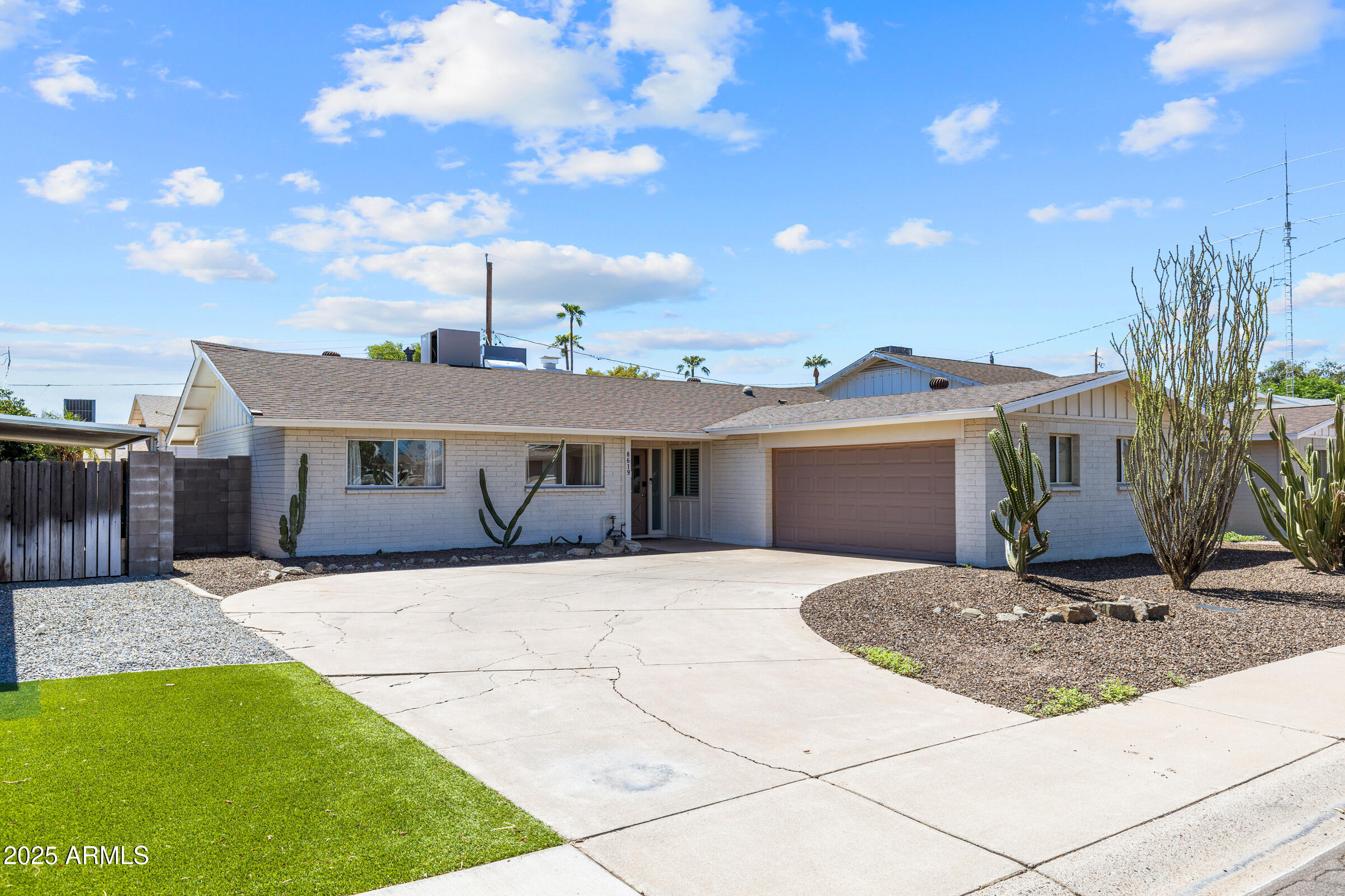 8619 E El Charro Ln