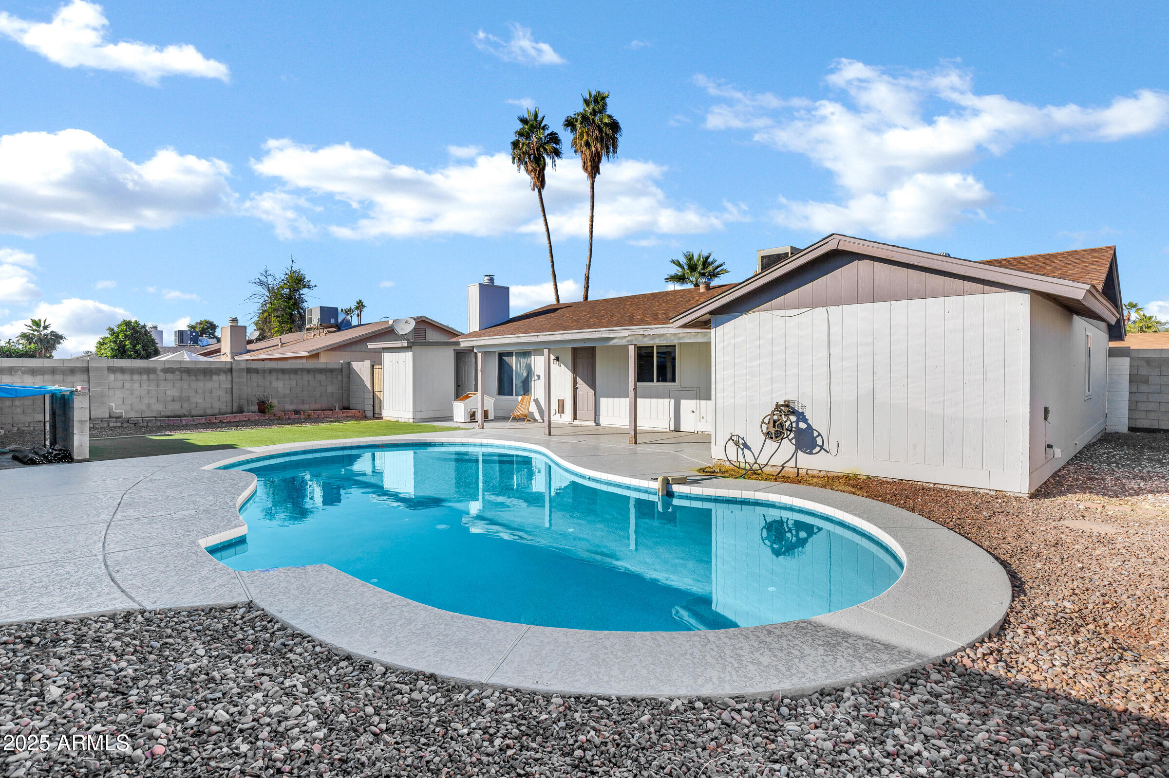 1605 W MARIPOSA Drive