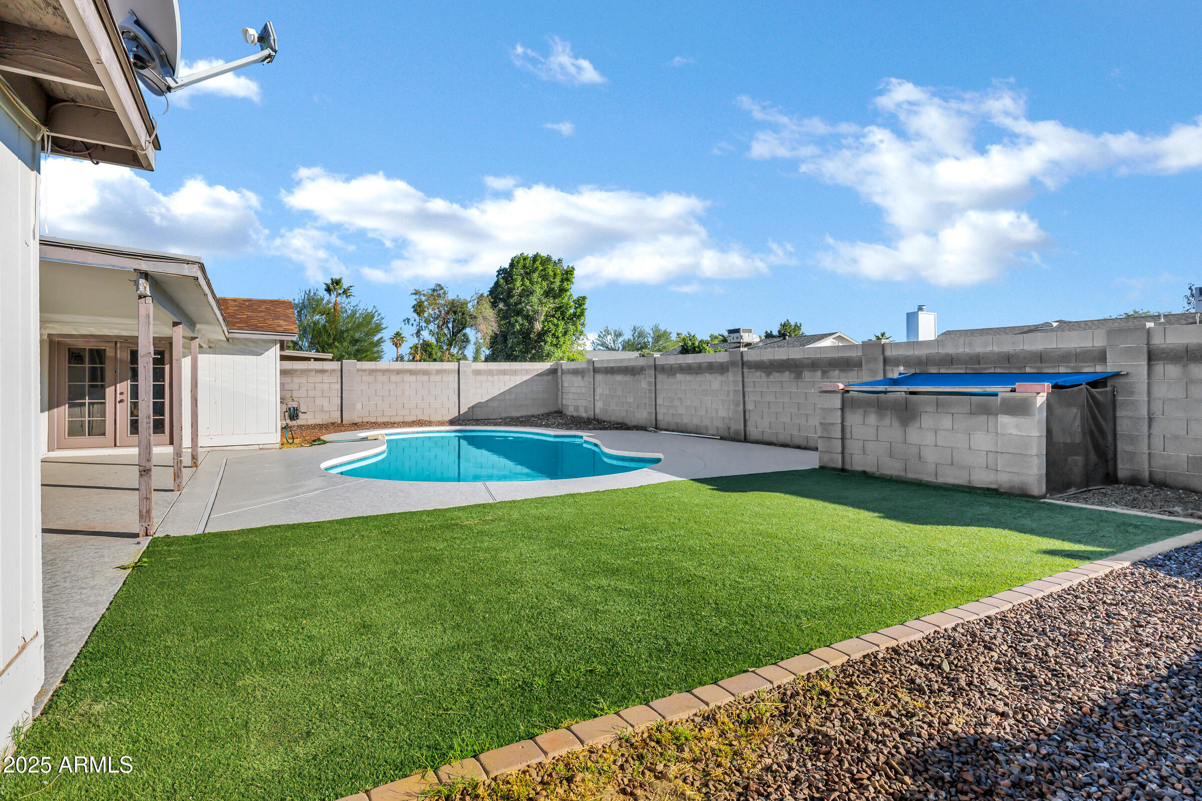 1605 W MARIPOSA Drive