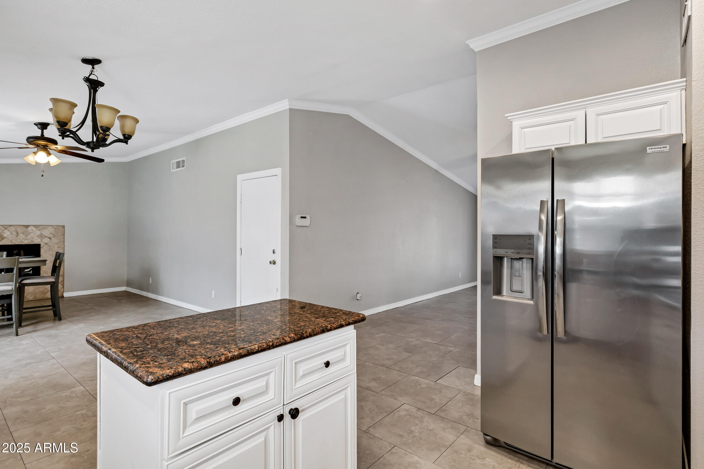 1605 W MARIPOSA Drive