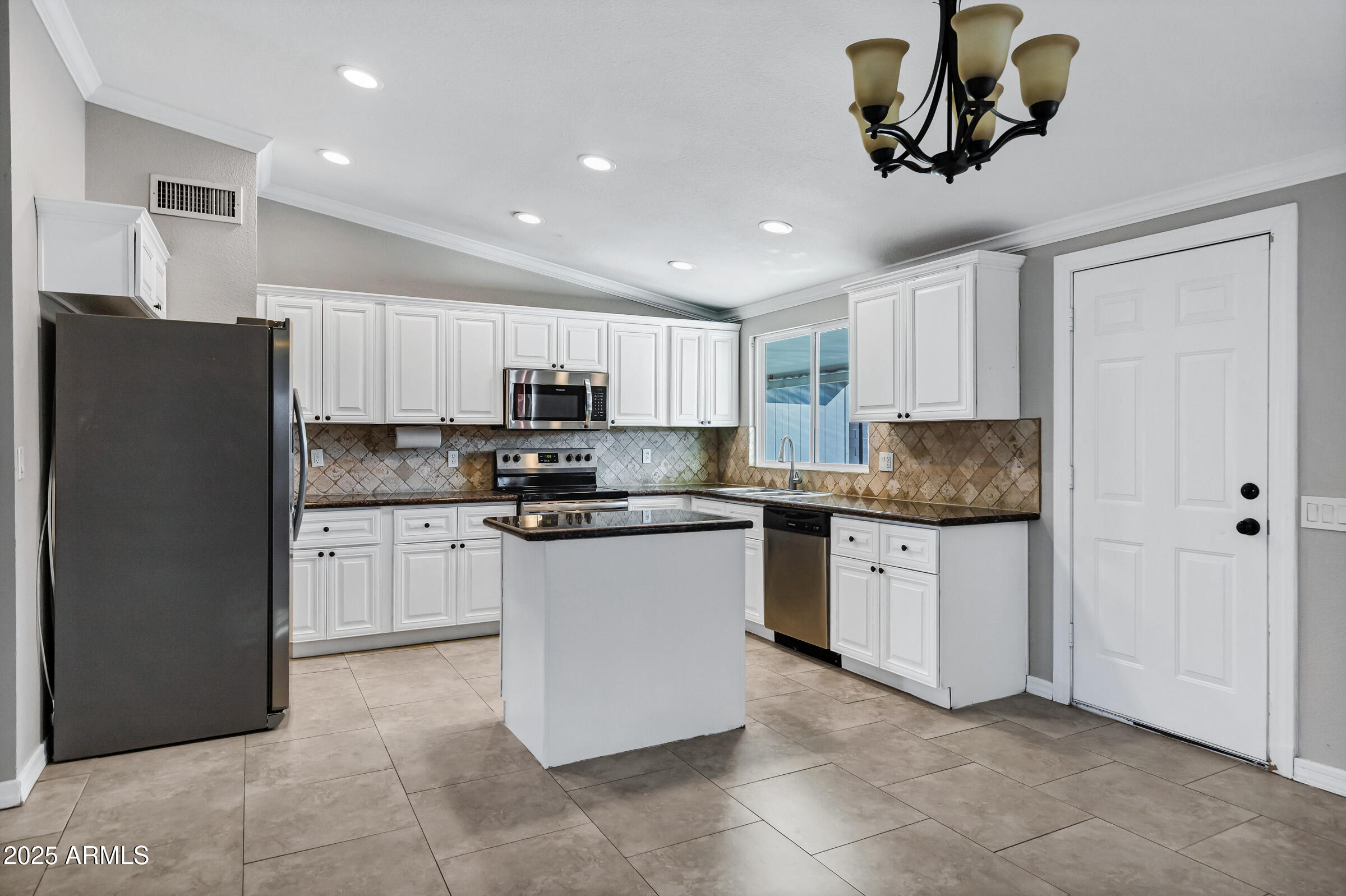 1605 W MARIPOSA Drive